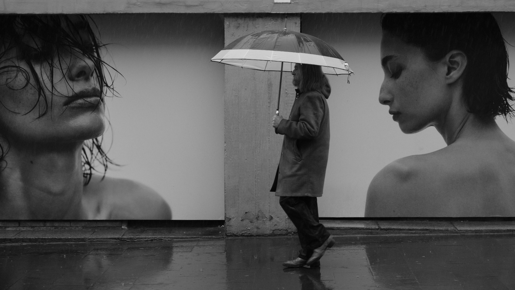 Sguardi sotto la pioggia