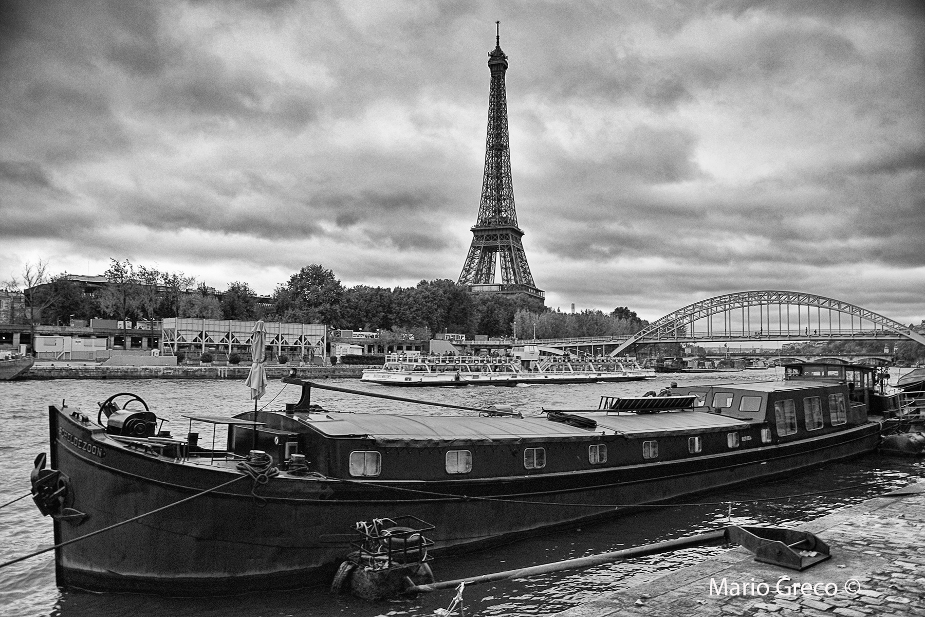 péniches sur la rive gauche