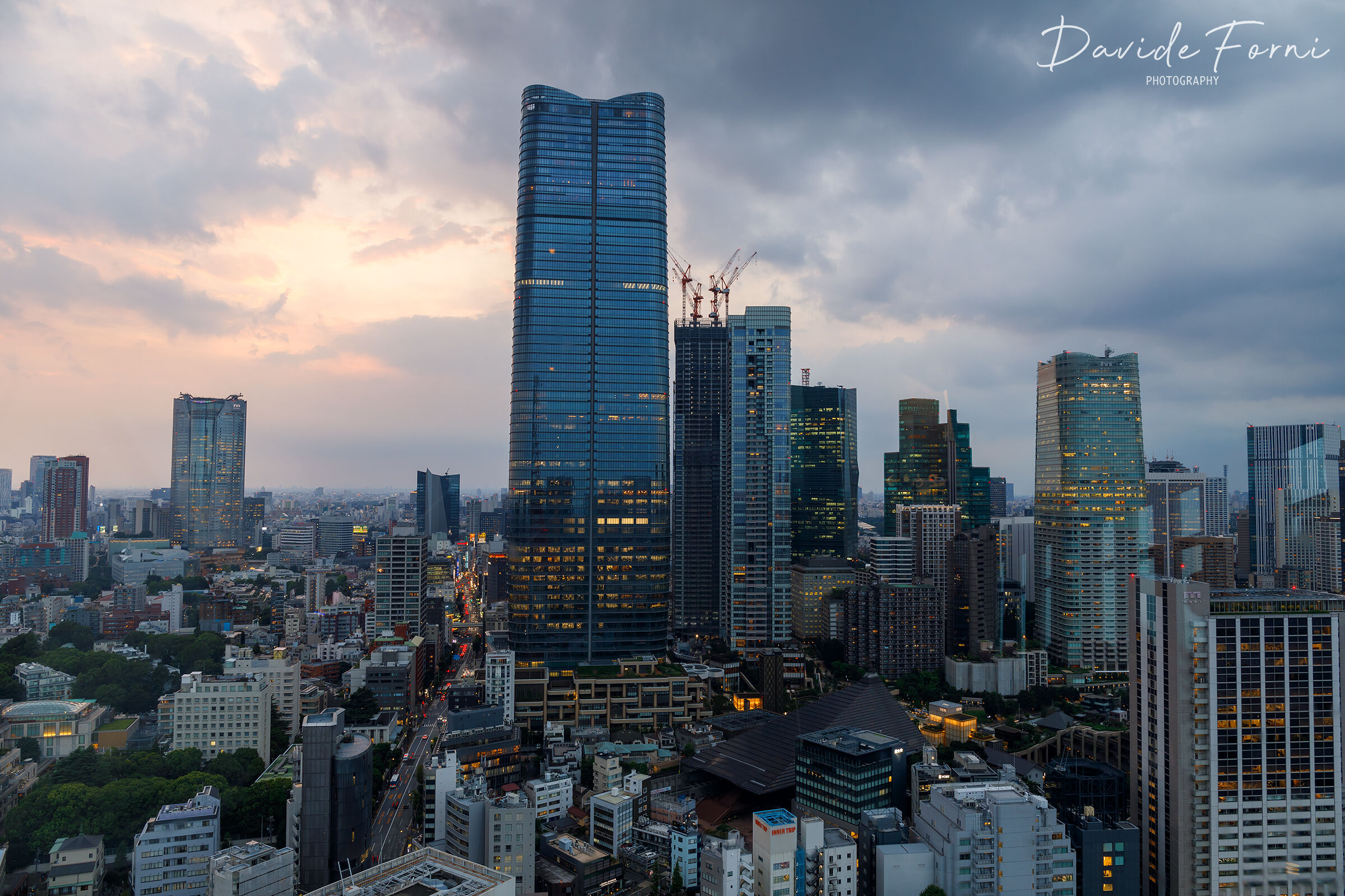 Tramonto estivo sui grattacieli di Tokyo