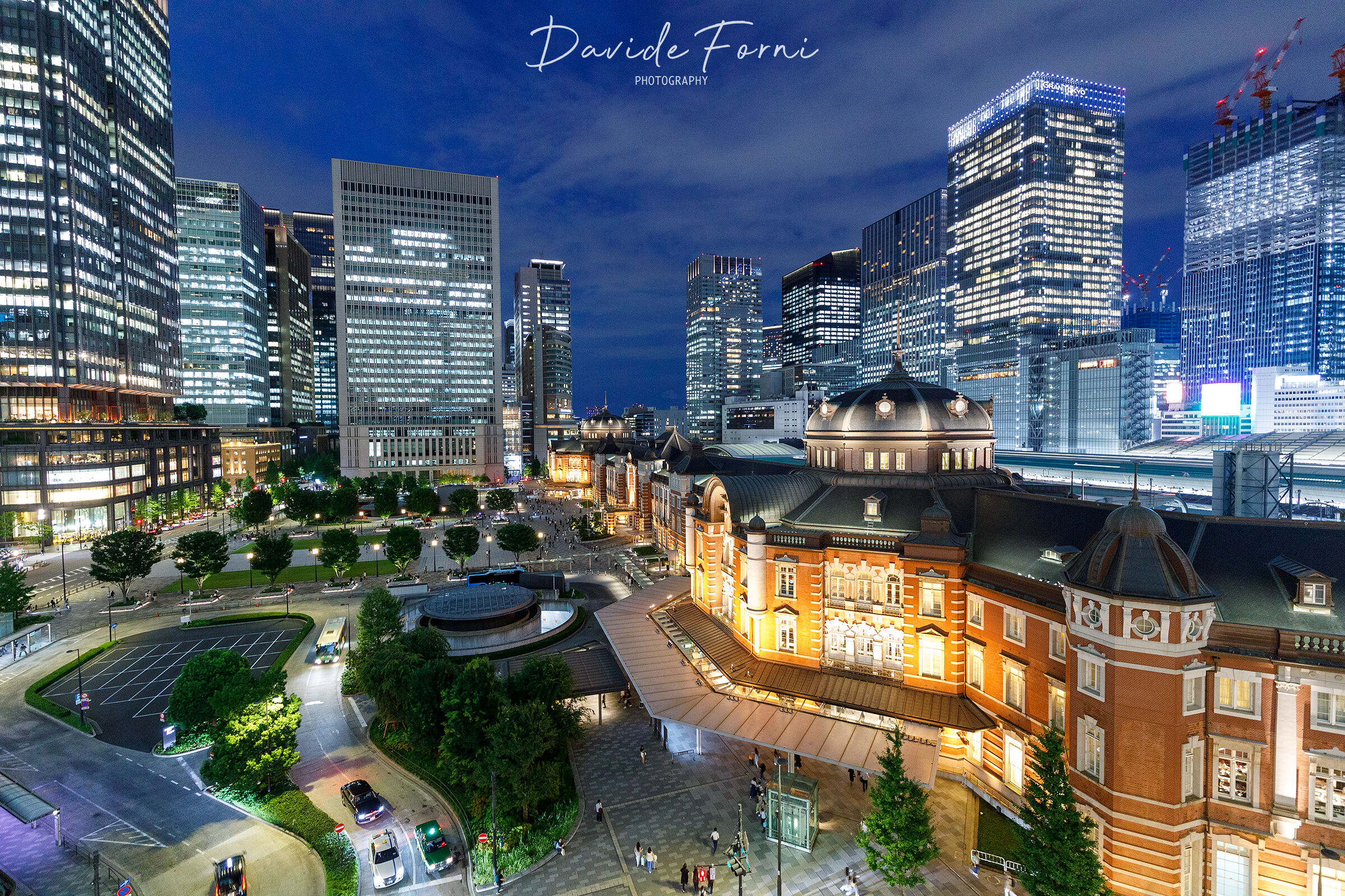 Marunochi, ora blu sulla Stazione di Tokyo