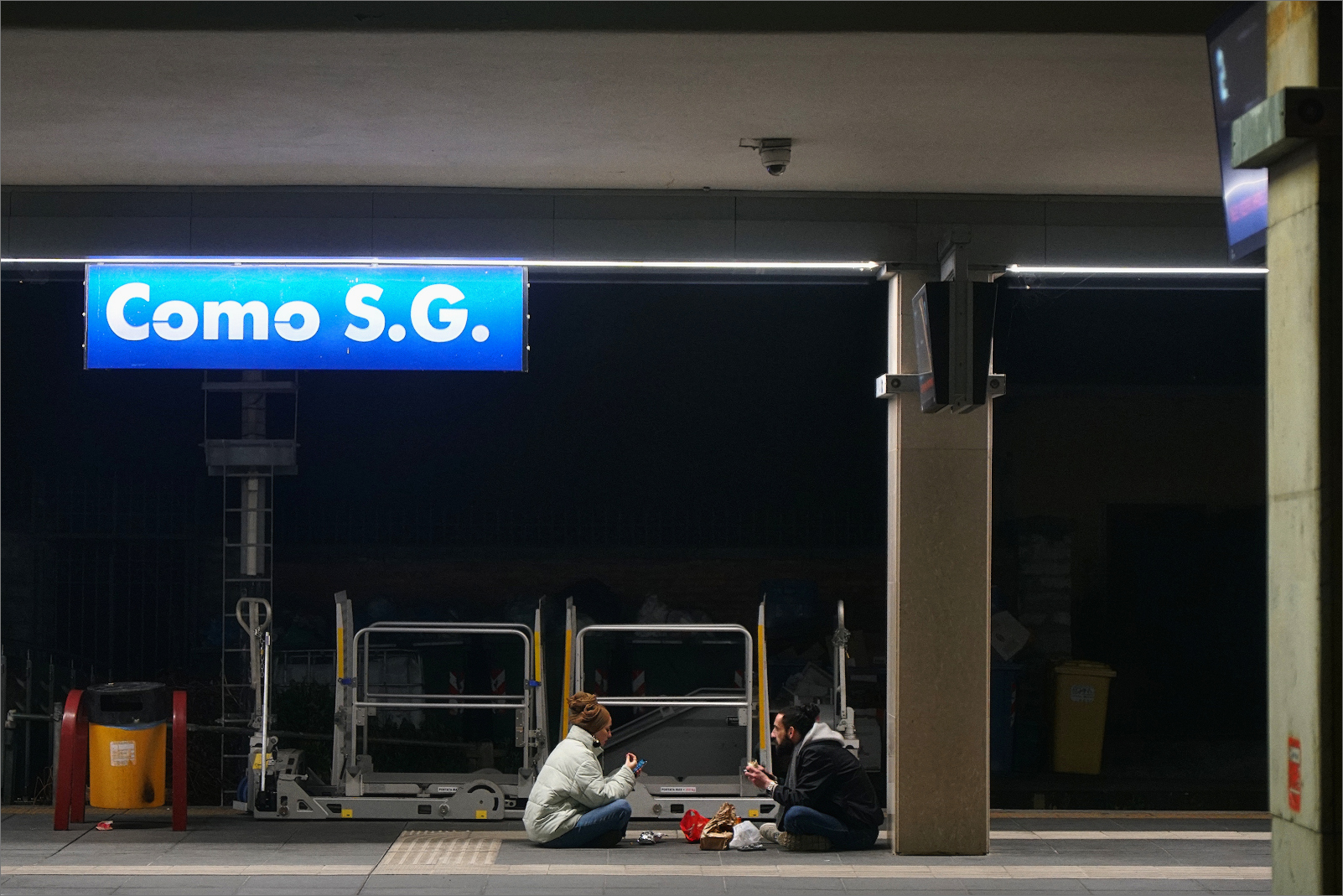 Picnic on the edge of the train station ...