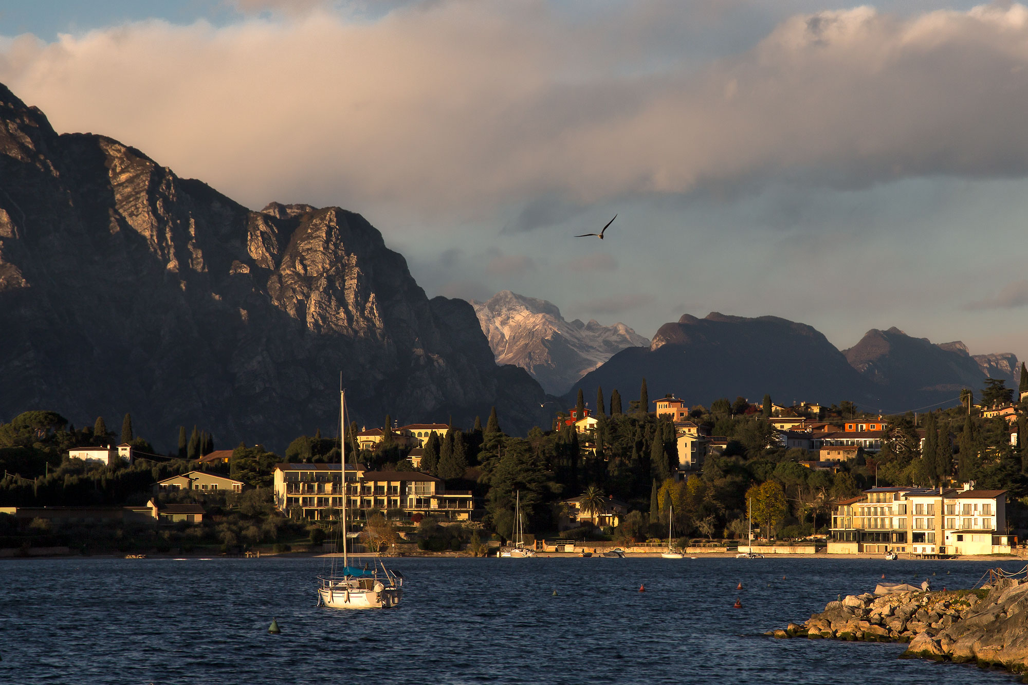 Il sole chino sul grembo della montagna