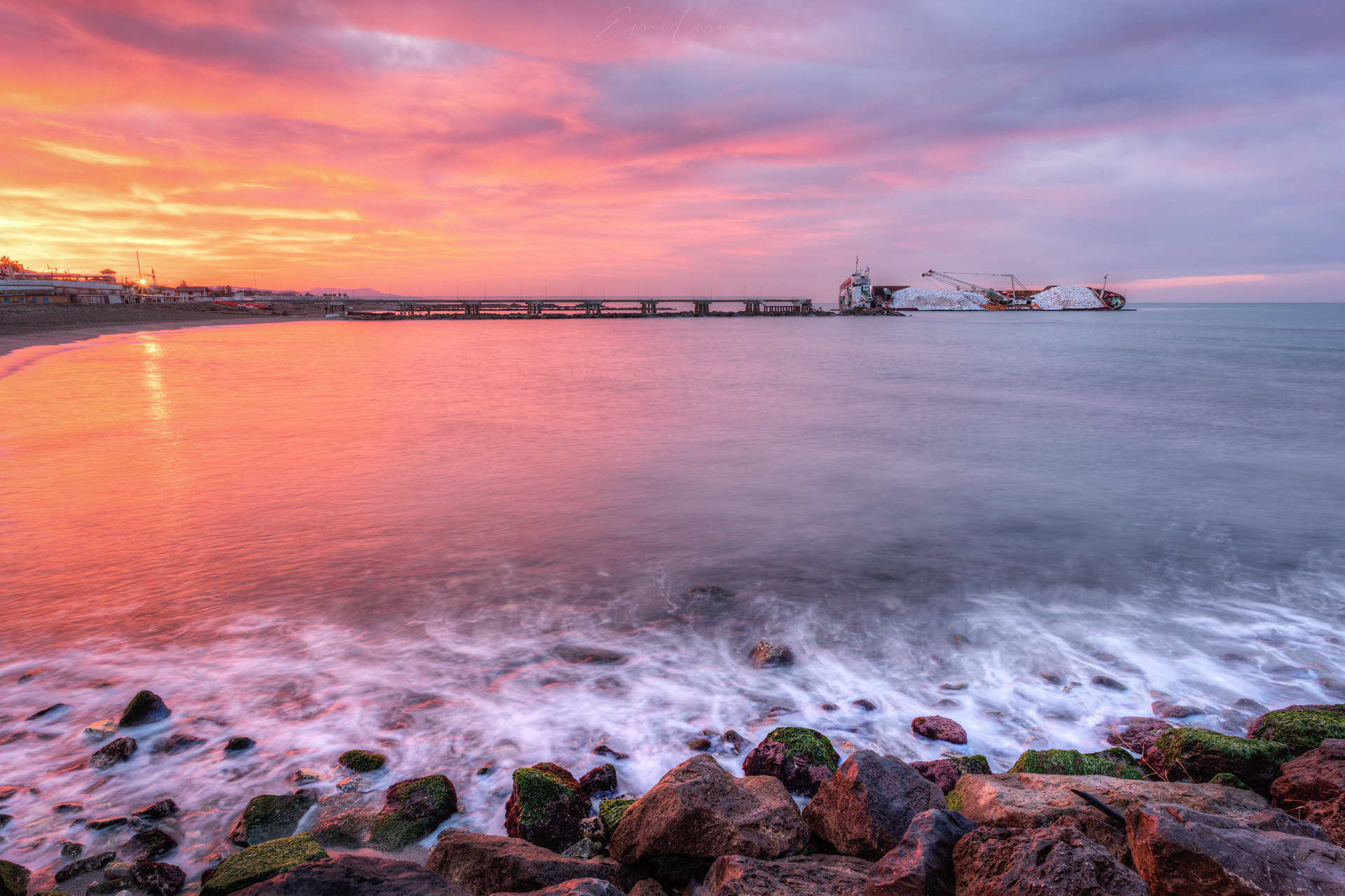 Shipwreck of the Guan Rong - Marina di Carrara