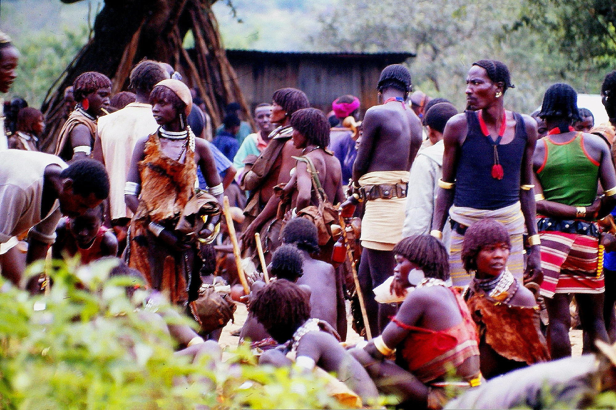 Etiopia 1998 - Un po' di movida nel villaggio dei Karo