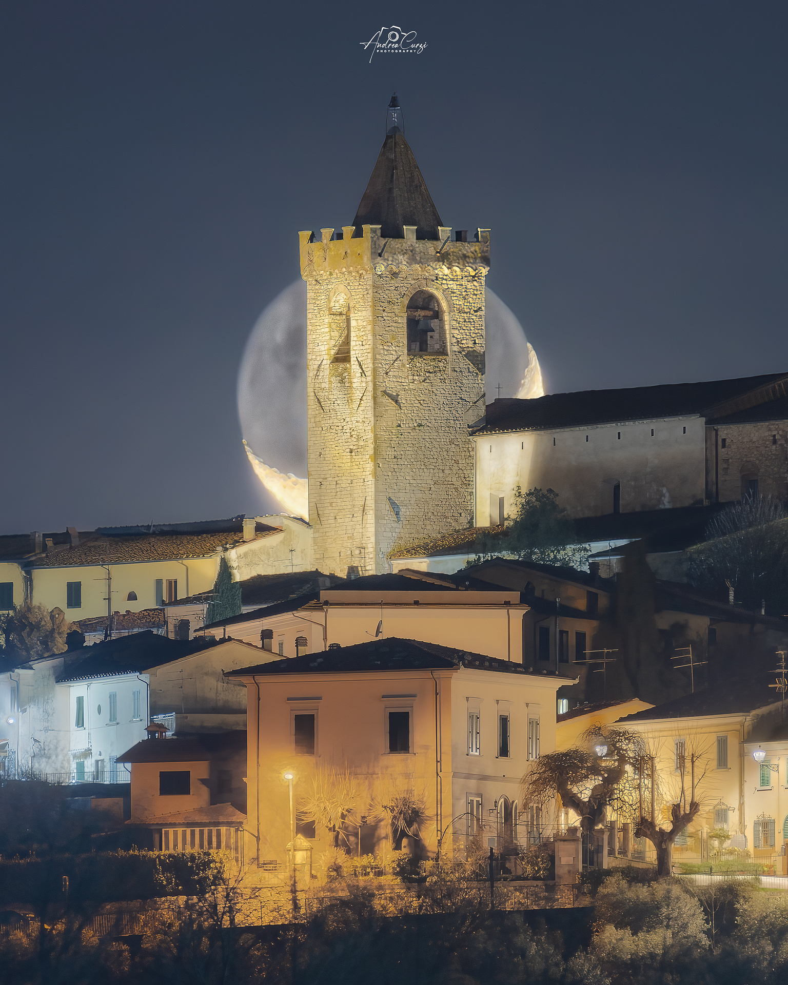 Lo spicchio di luna su Serravalle Pistoiese