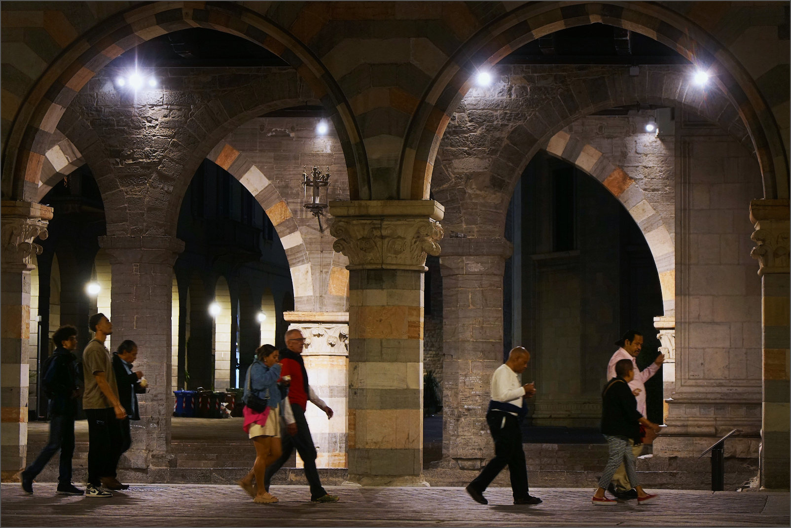 marciando sotto il Broletto di Como