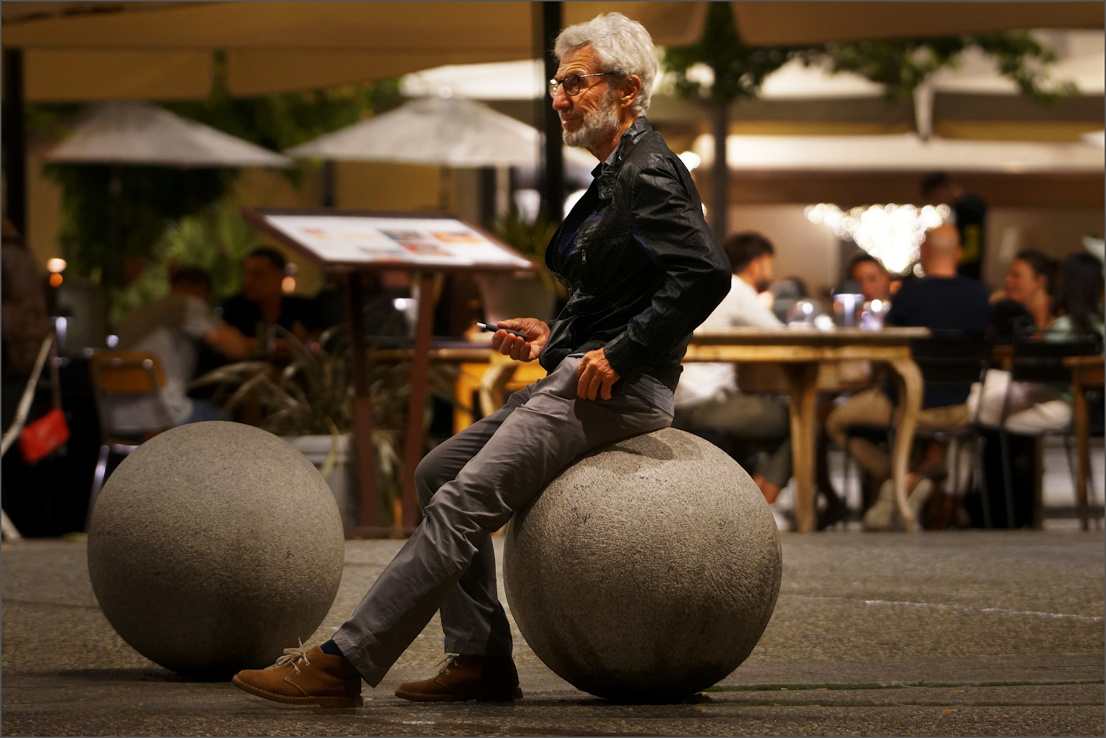 L'uomo con uno svapo sulla palla in piazza a mezzanotte