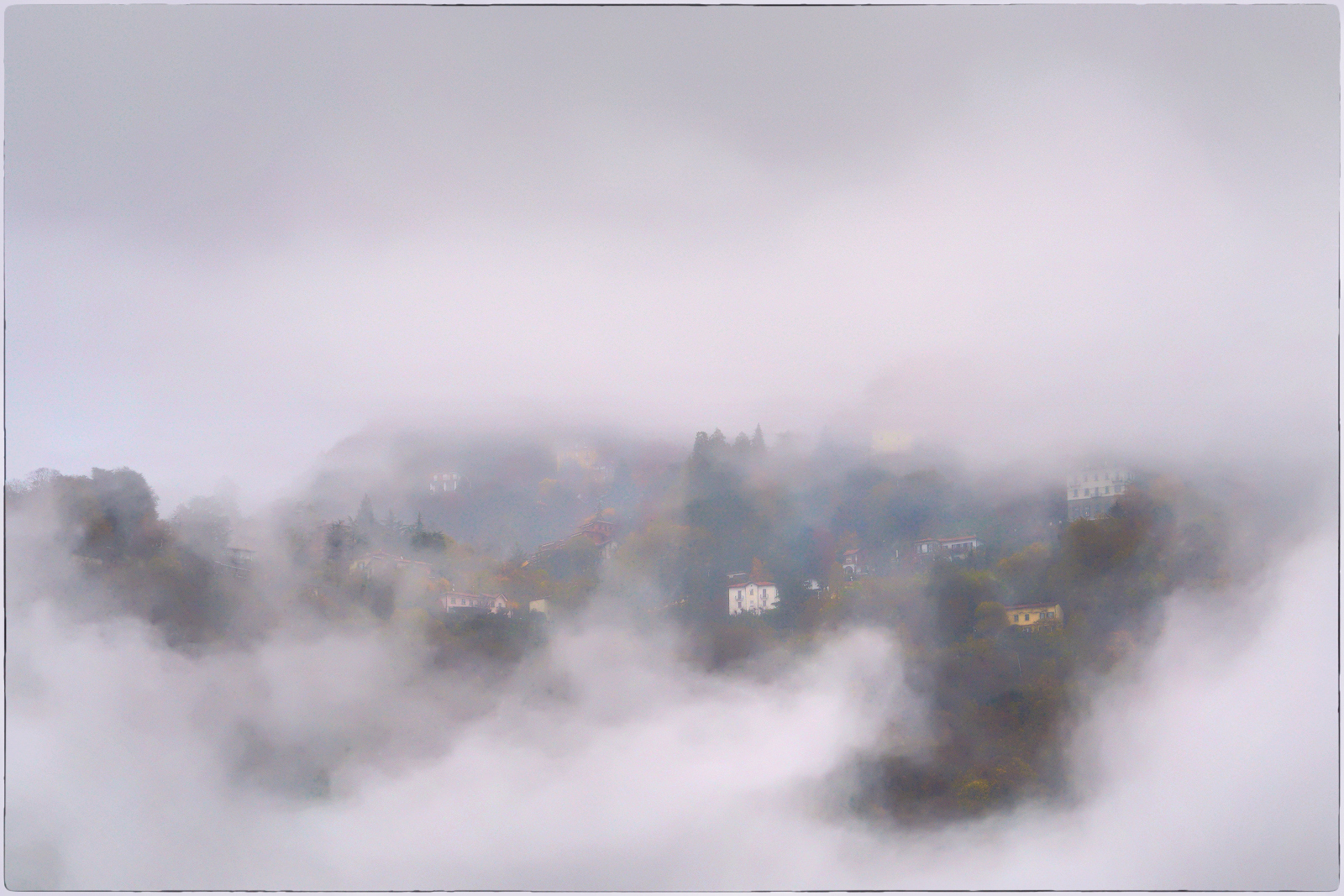 Brunate annebbiata vista da Como