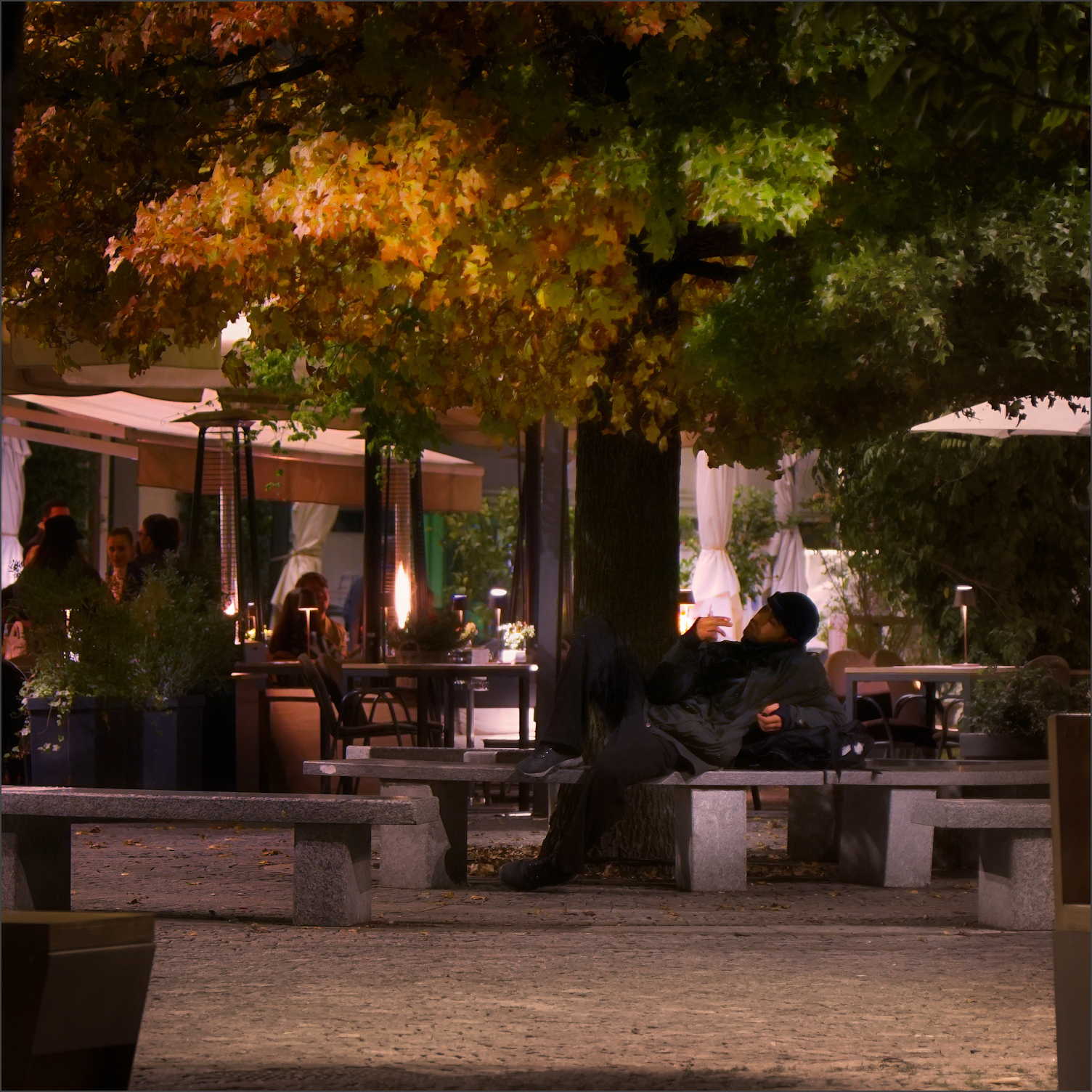 Un solitario in piazza: chissá che sta fumando ...