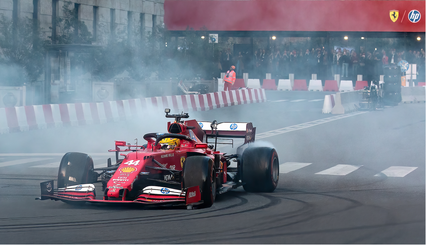 Ferrari in centro città