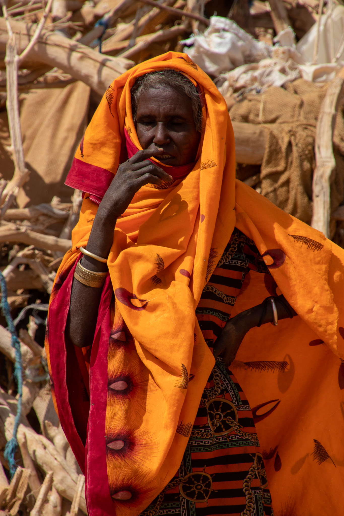 La signora davanti casa