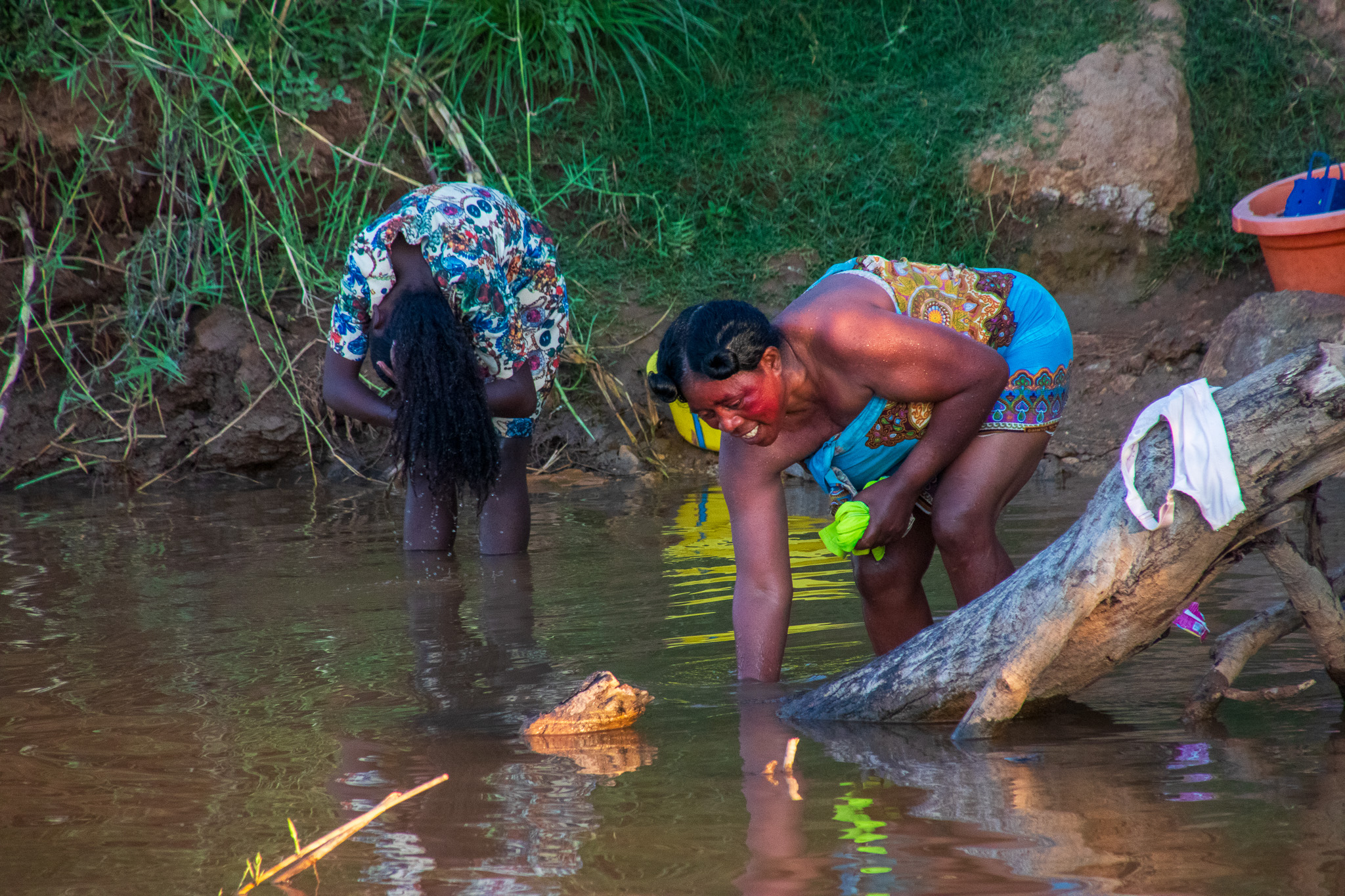 Lavare e lavarsi nel fiume