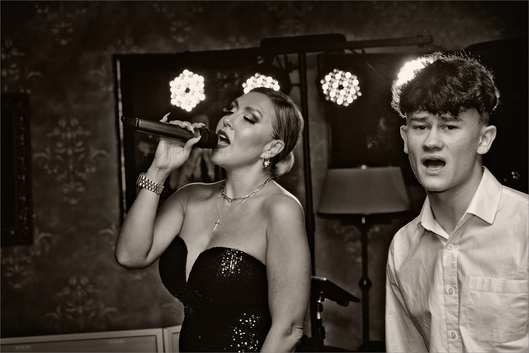 The singer is naïve