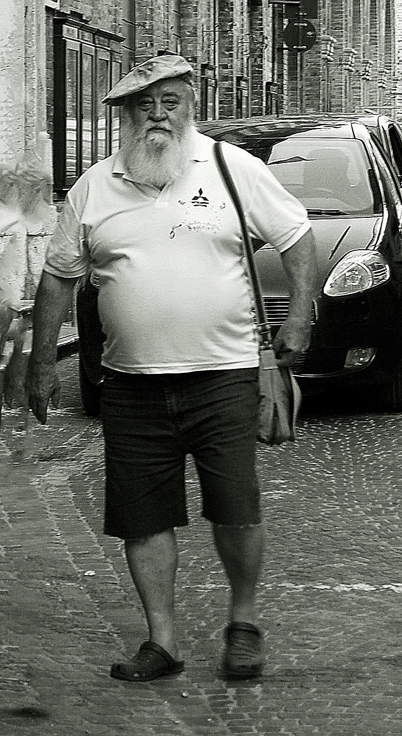 Il signore non gradisce lo scatto e reagisce indisposto