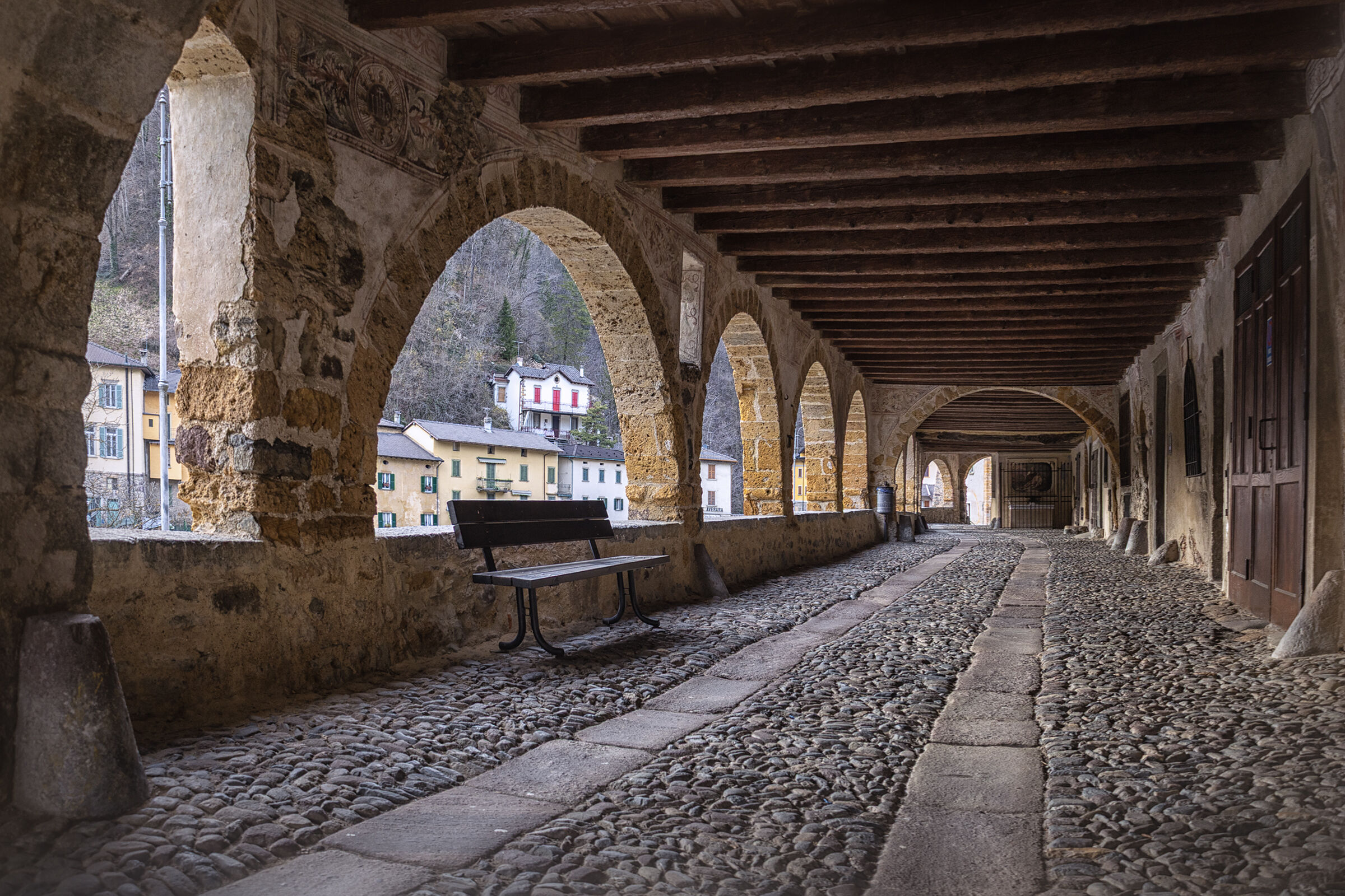 Porticoed road - Averara