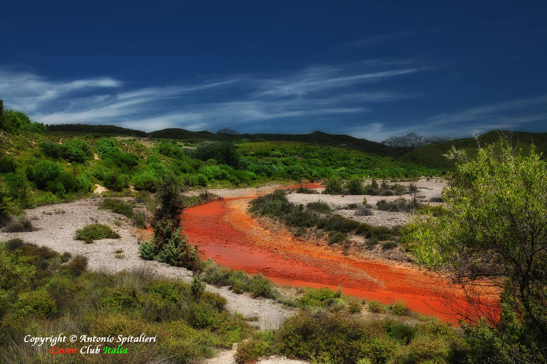 Piscinas - Sardegna Il fiume che attraversa la miniera