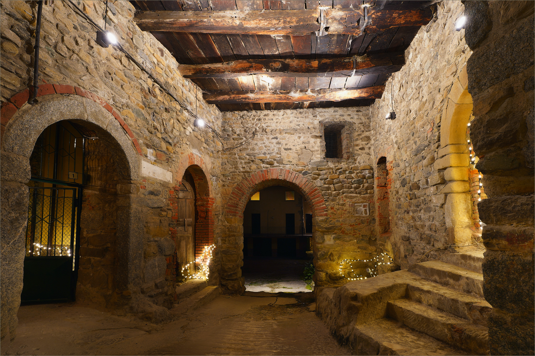 Un cortile a Perego, La Valletta Brianza (lc)