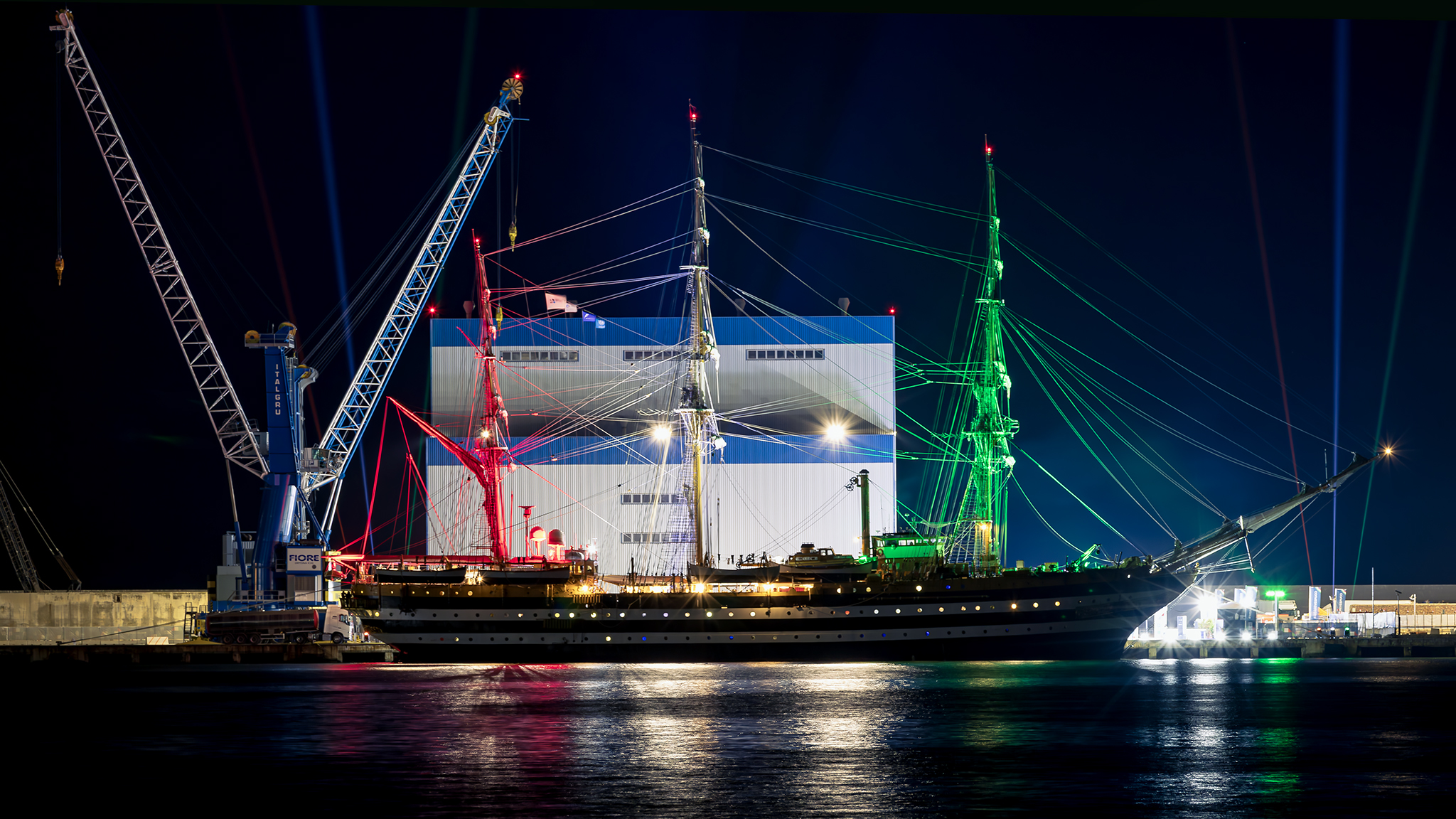 Nave Amerigo Vespucci di notte. Porto di Ortona (CH)