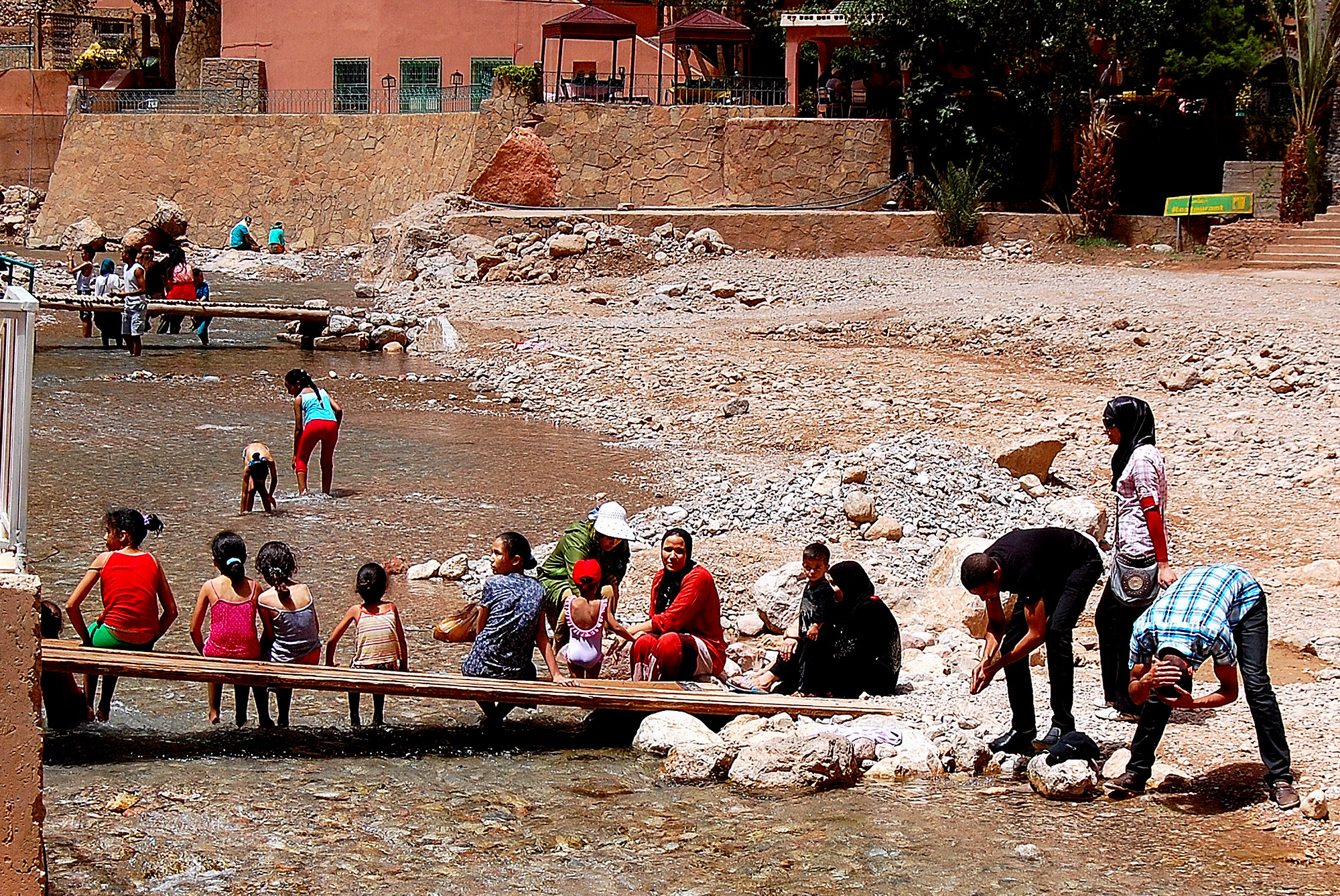 Marocco: Gole di Todra. Refrigerio nel fiume Todra.