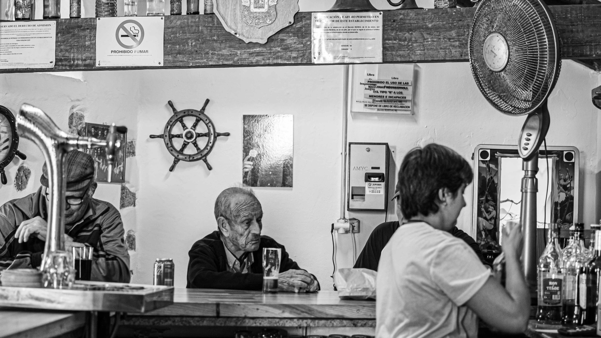 Davanti ad un bicchiere di birra.