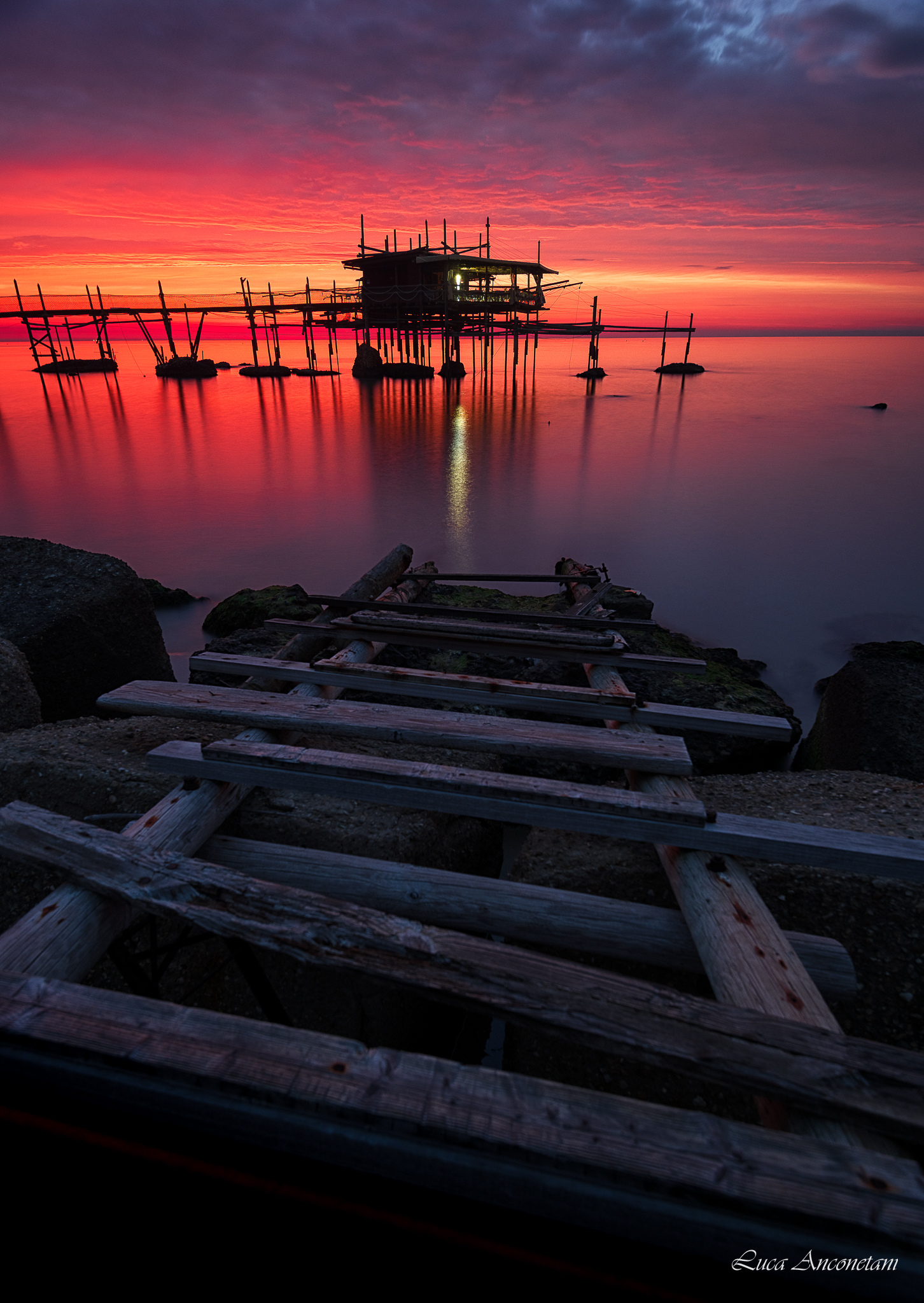 Alba infuocata ai trabocchi
