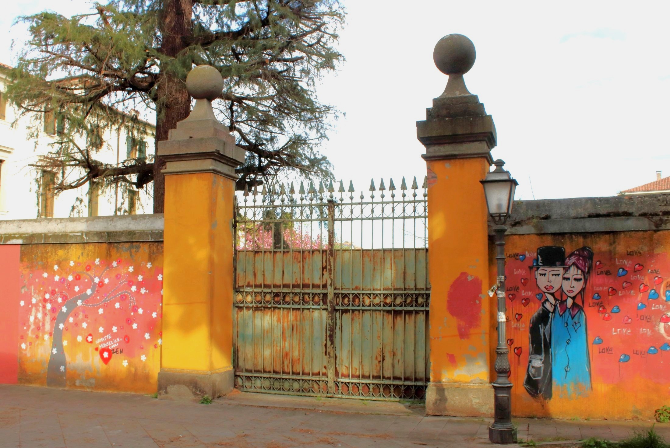 The mural, the gate and the lamppost