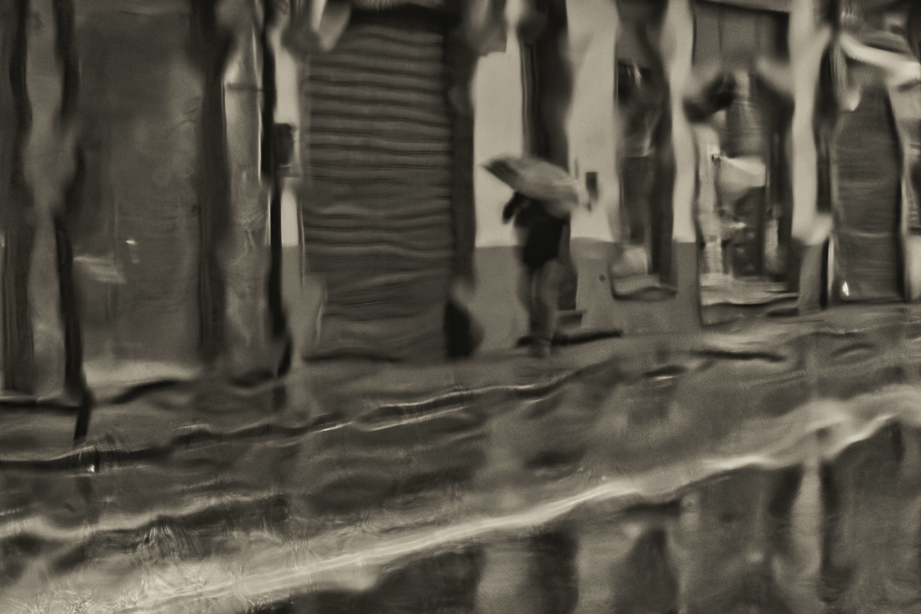 Cantando (?) sotto la pioggia