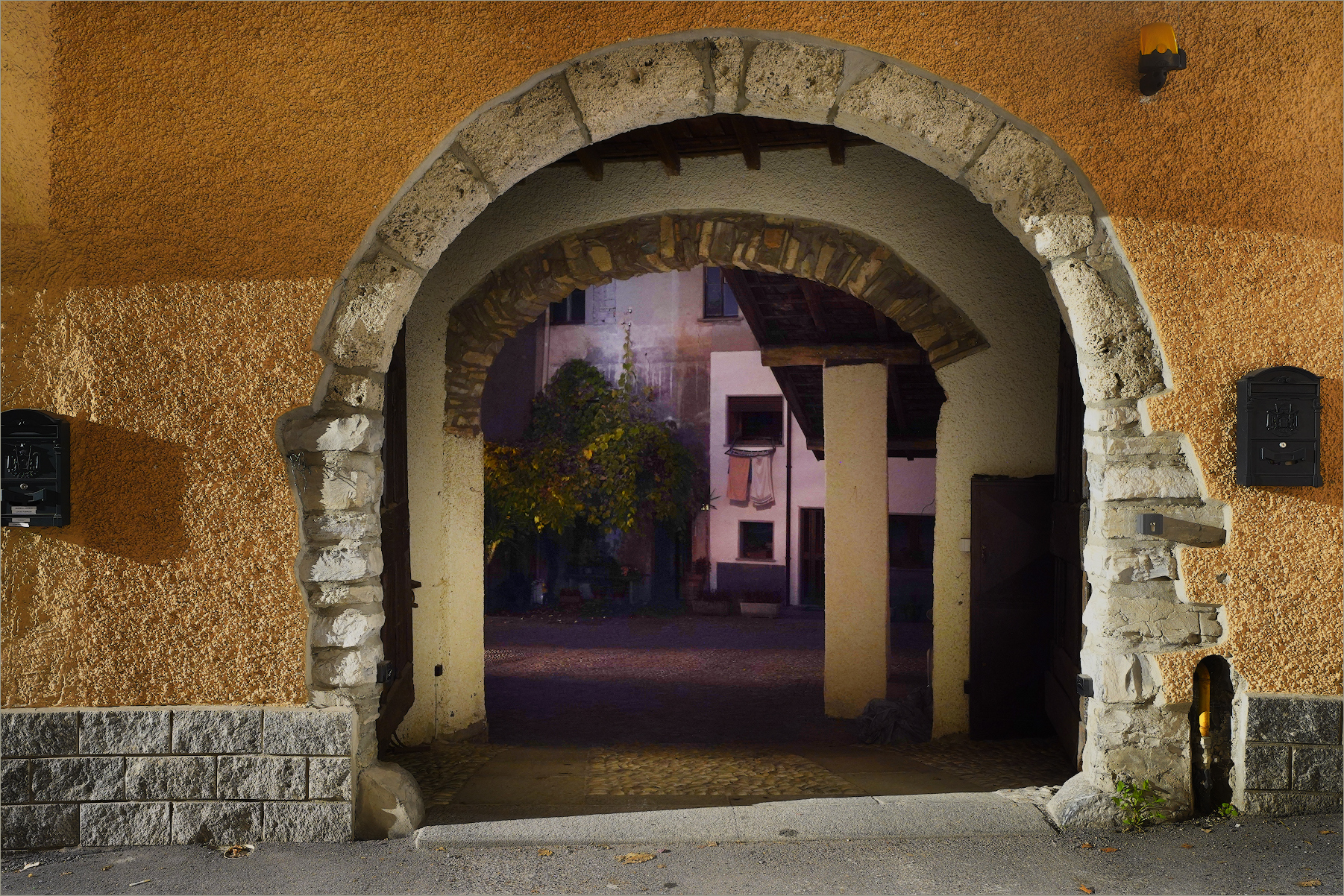 Un cortile a Laino (co)