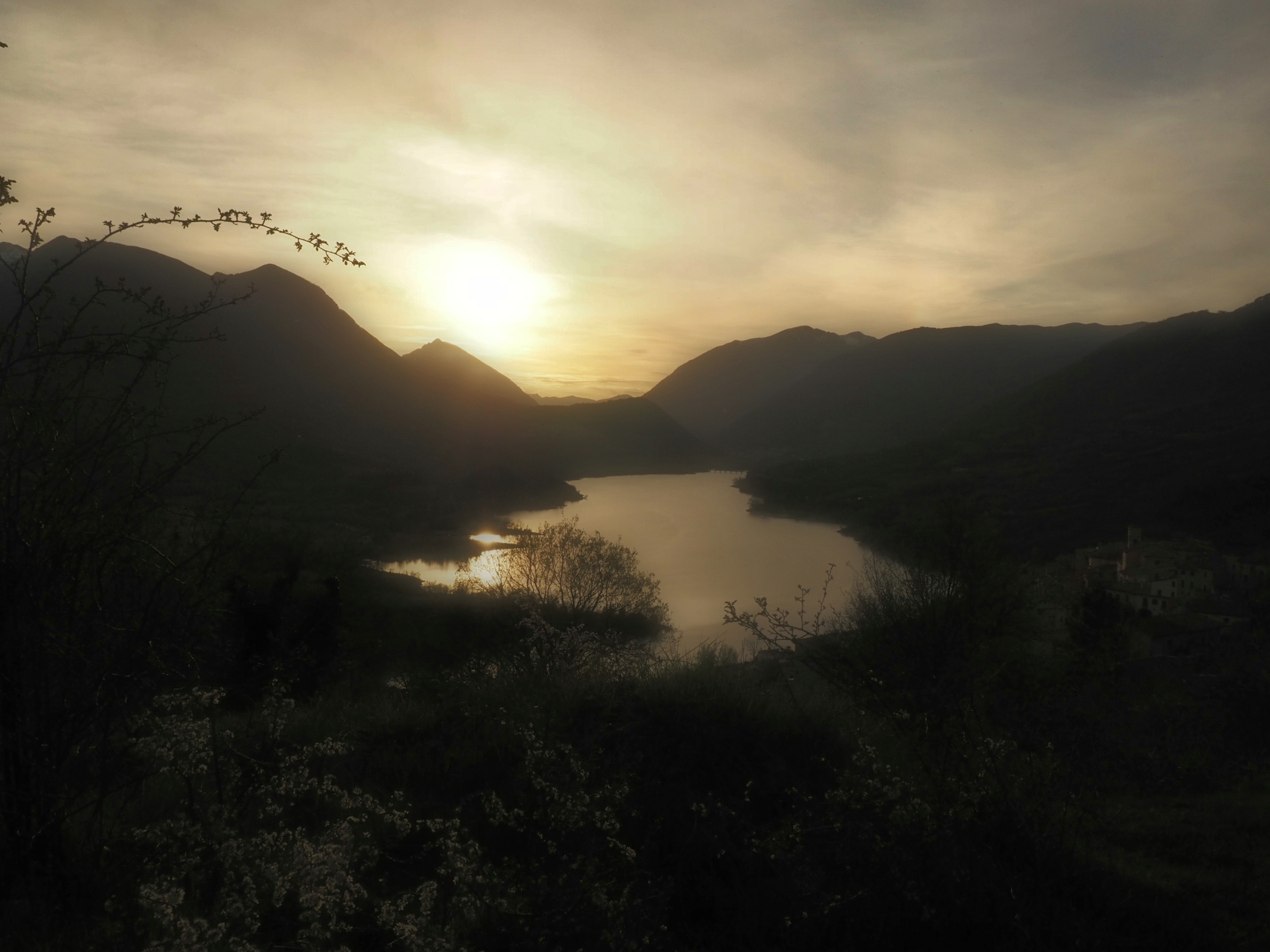 Lago di Barrea al tramonto