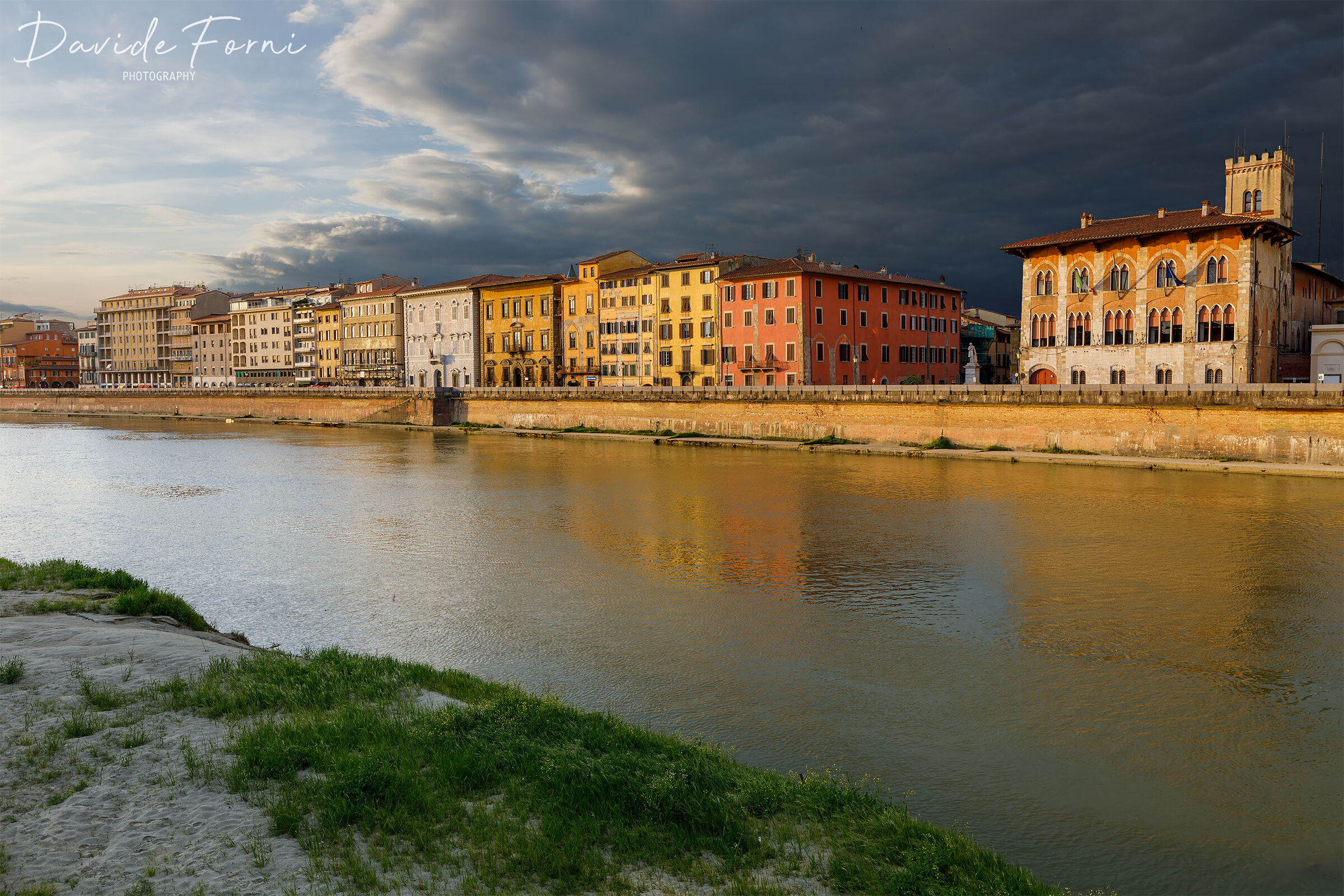 The storm is approaching on the Lungarno di Pisa