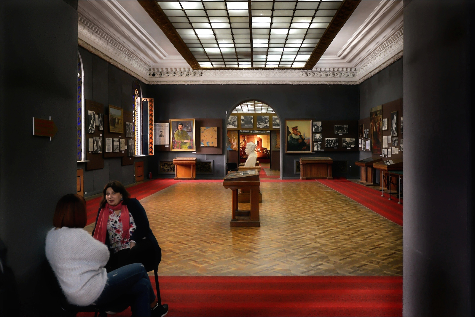 Due custodi del Museo Stalin in attesa dei visitatori