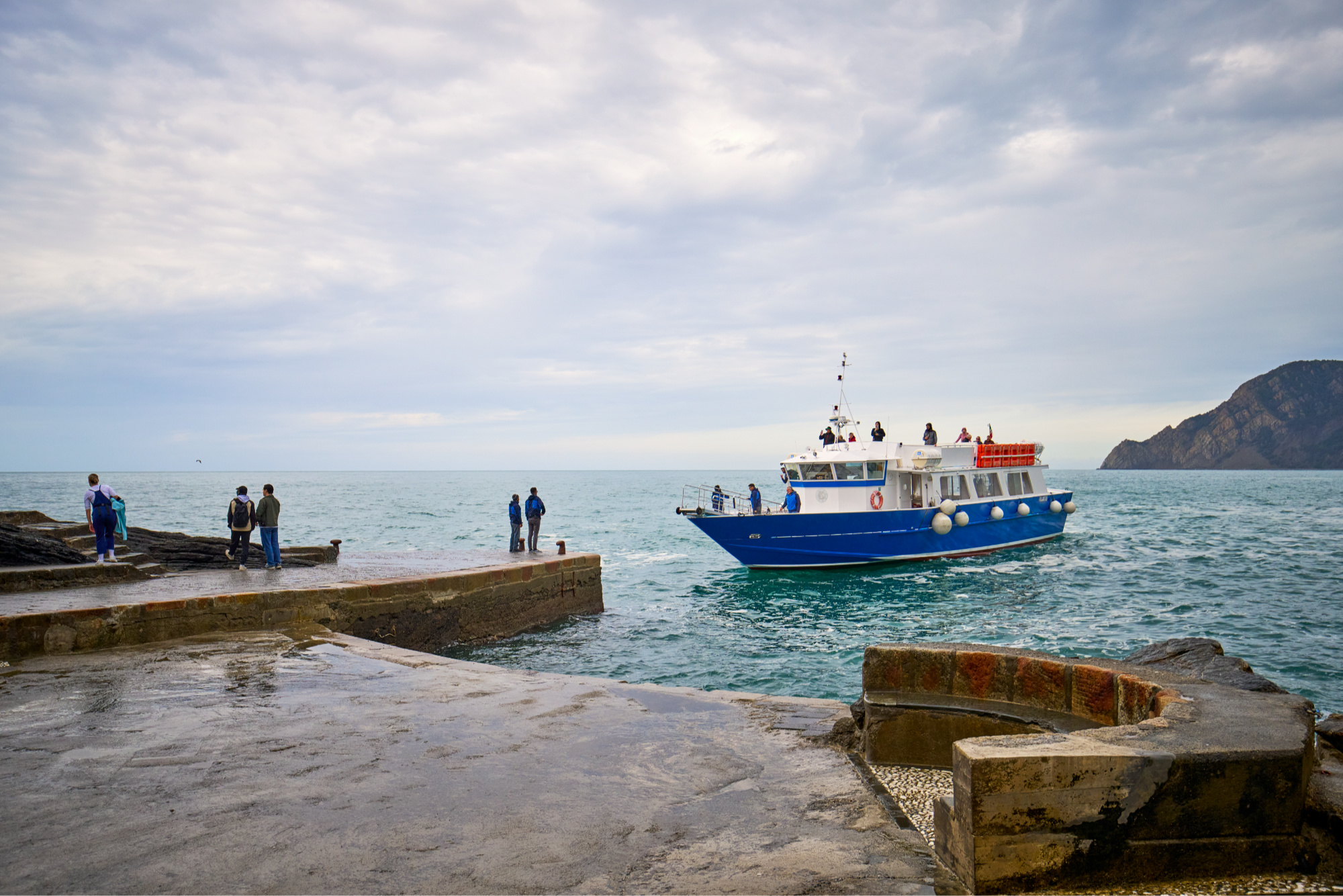 Un traghetto sulla costa di Vernezza