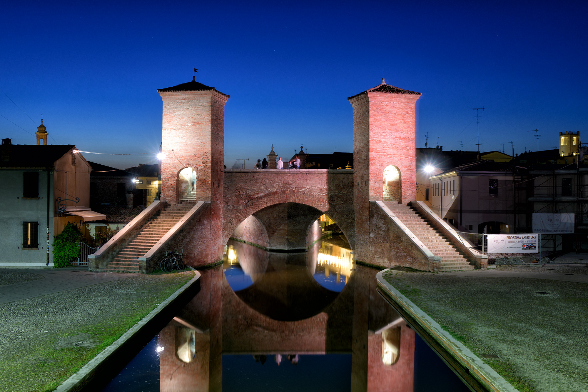Trepponti Comacchio at night
