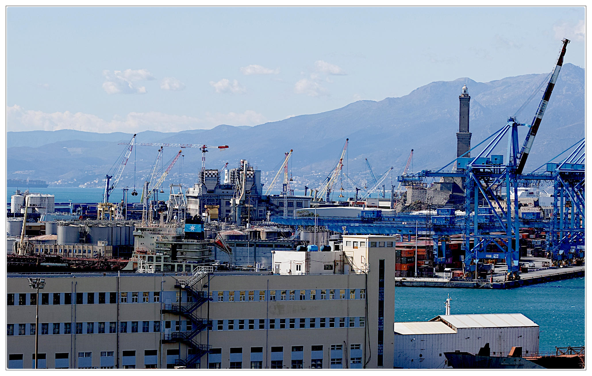 Scorcio del porto di Genova ripreso da levante.