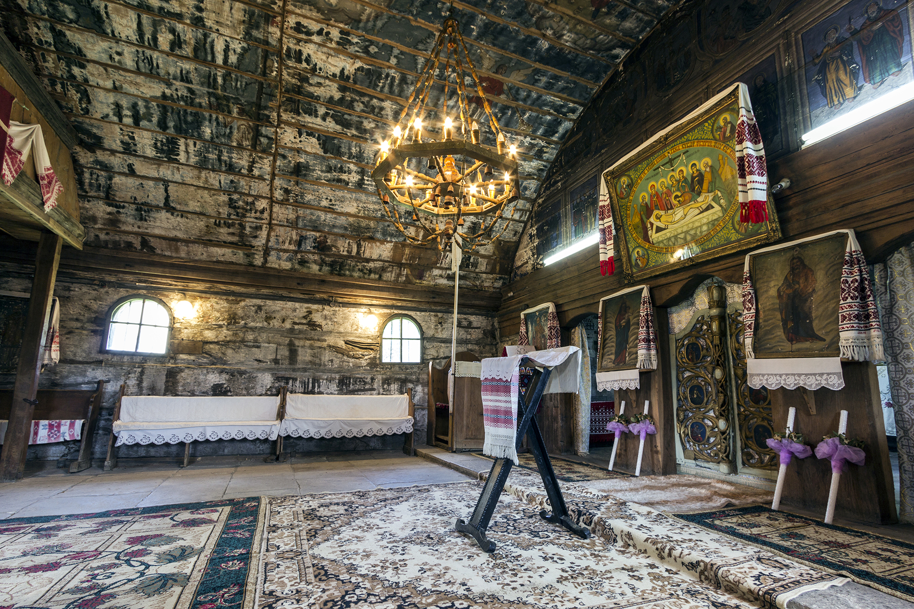 Interno della vecchia chiesa di legno.