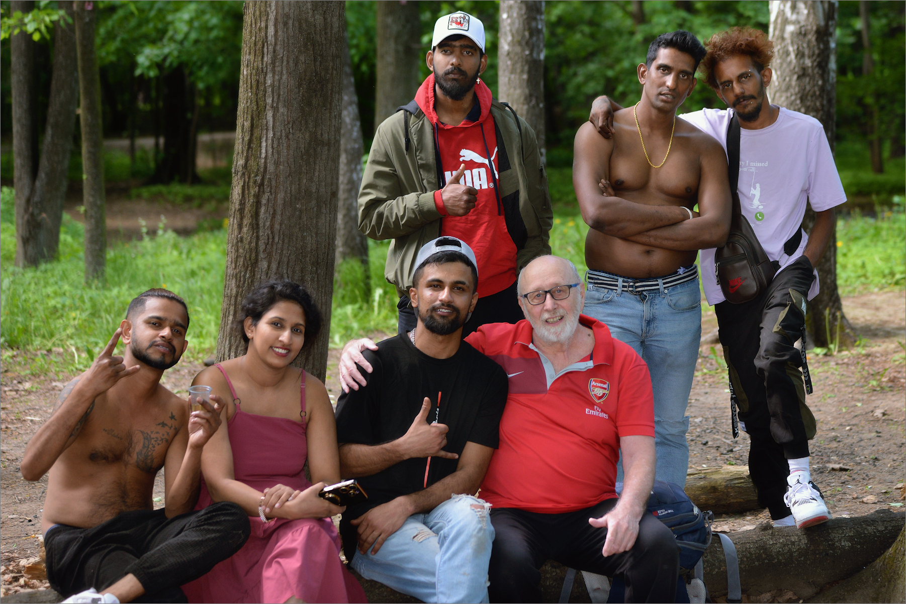 Autoritratto con un gruppo di srilankesi