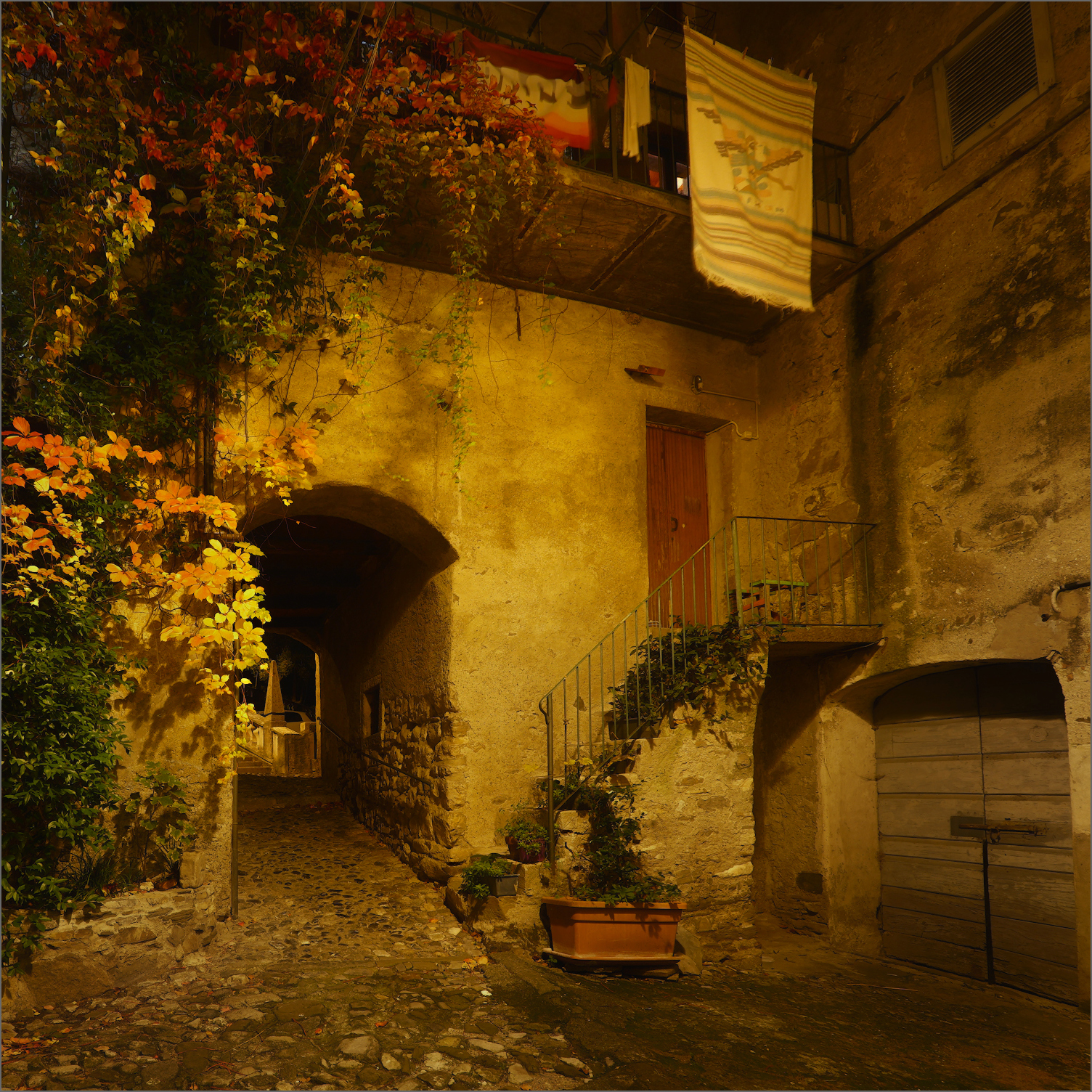 Un cortile a Somasca, fraz. di Vercurago (lc)