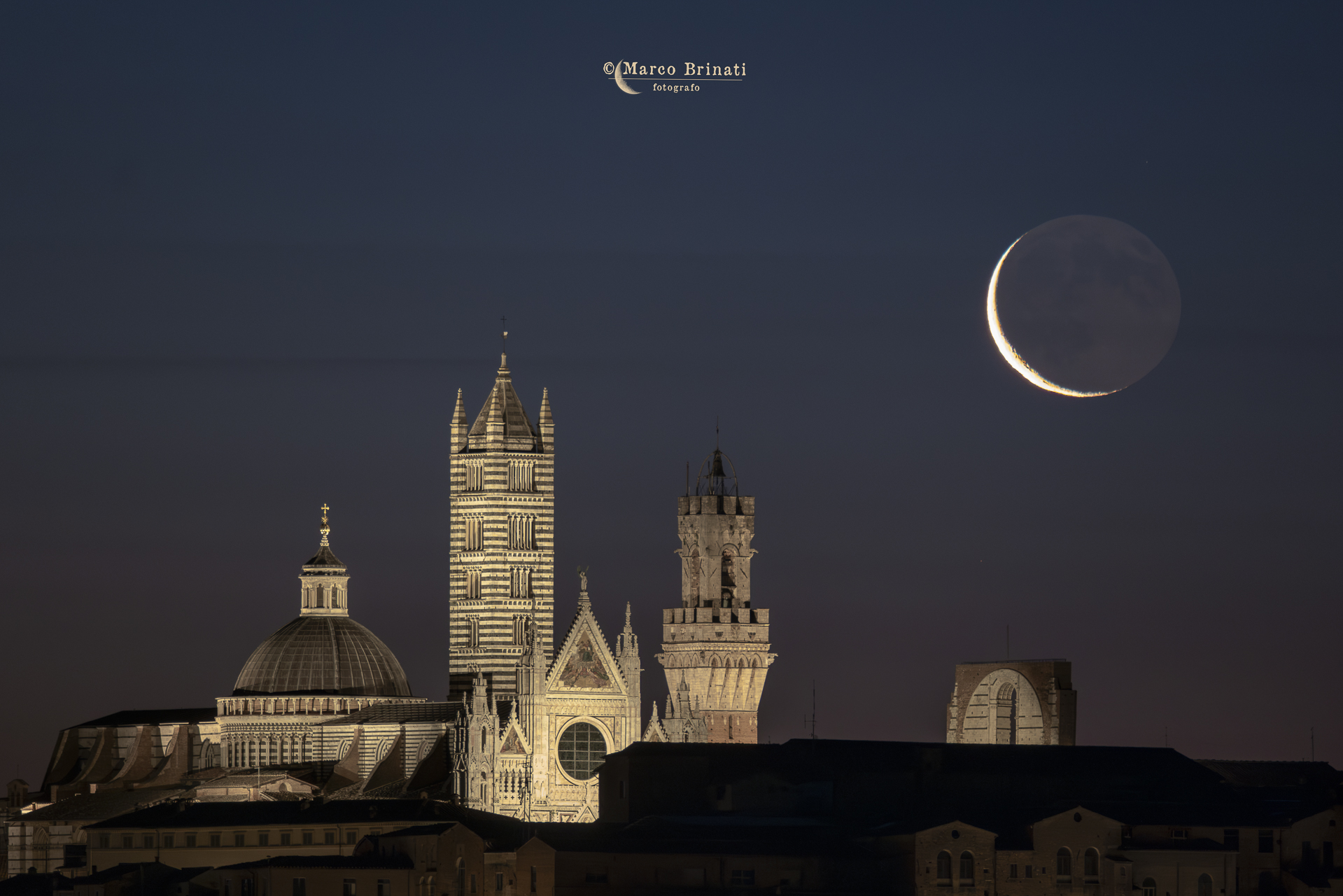 Alba lunare a Siena