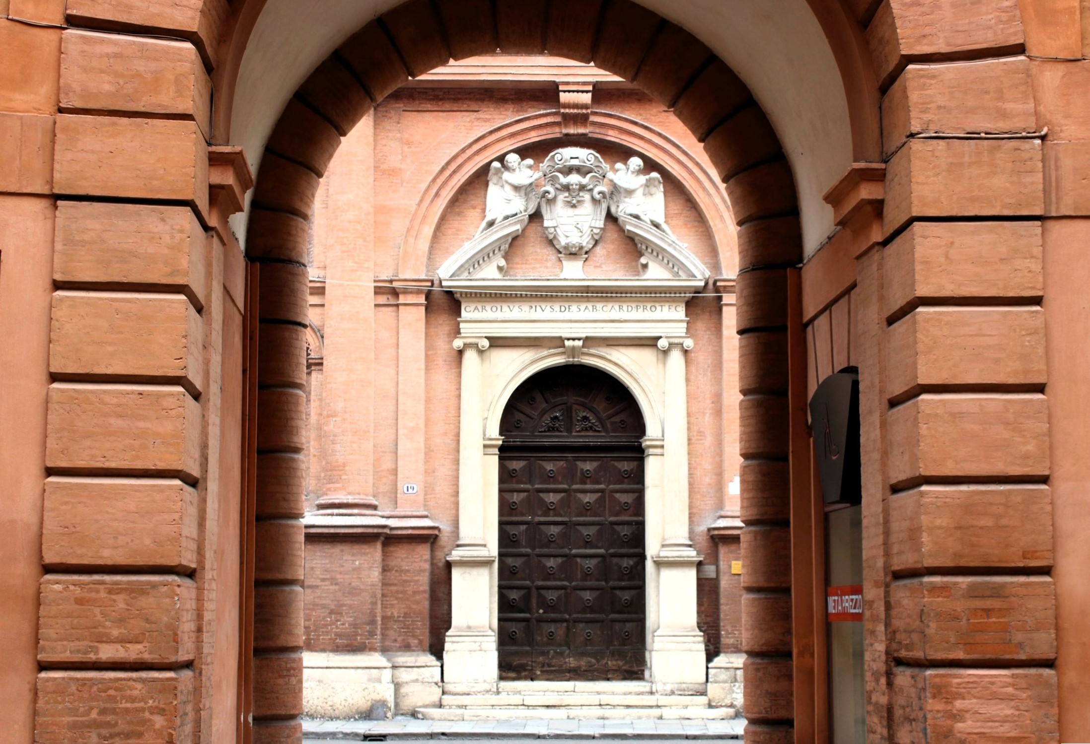 Il portico e il portone