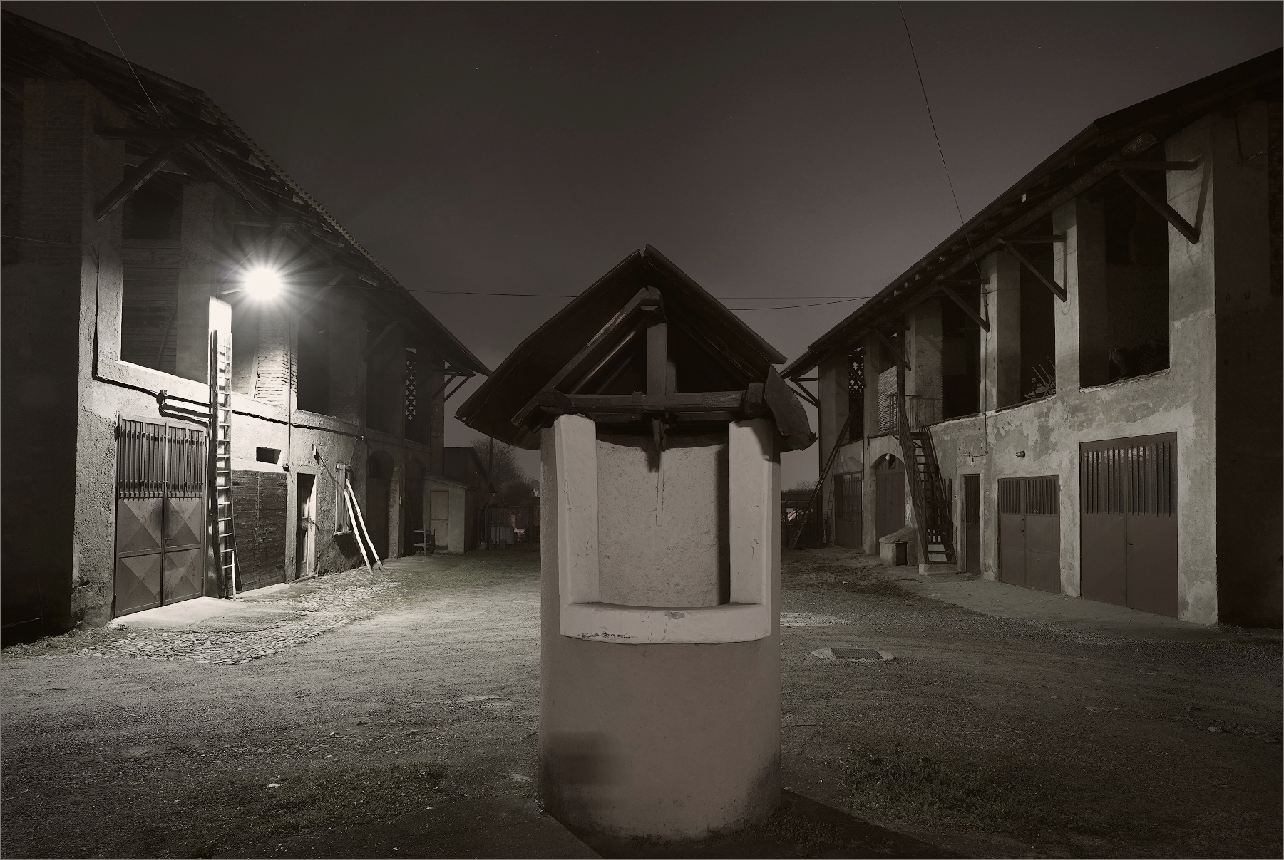 Pozzo nel cortile di una cascina a Verderio (lc)