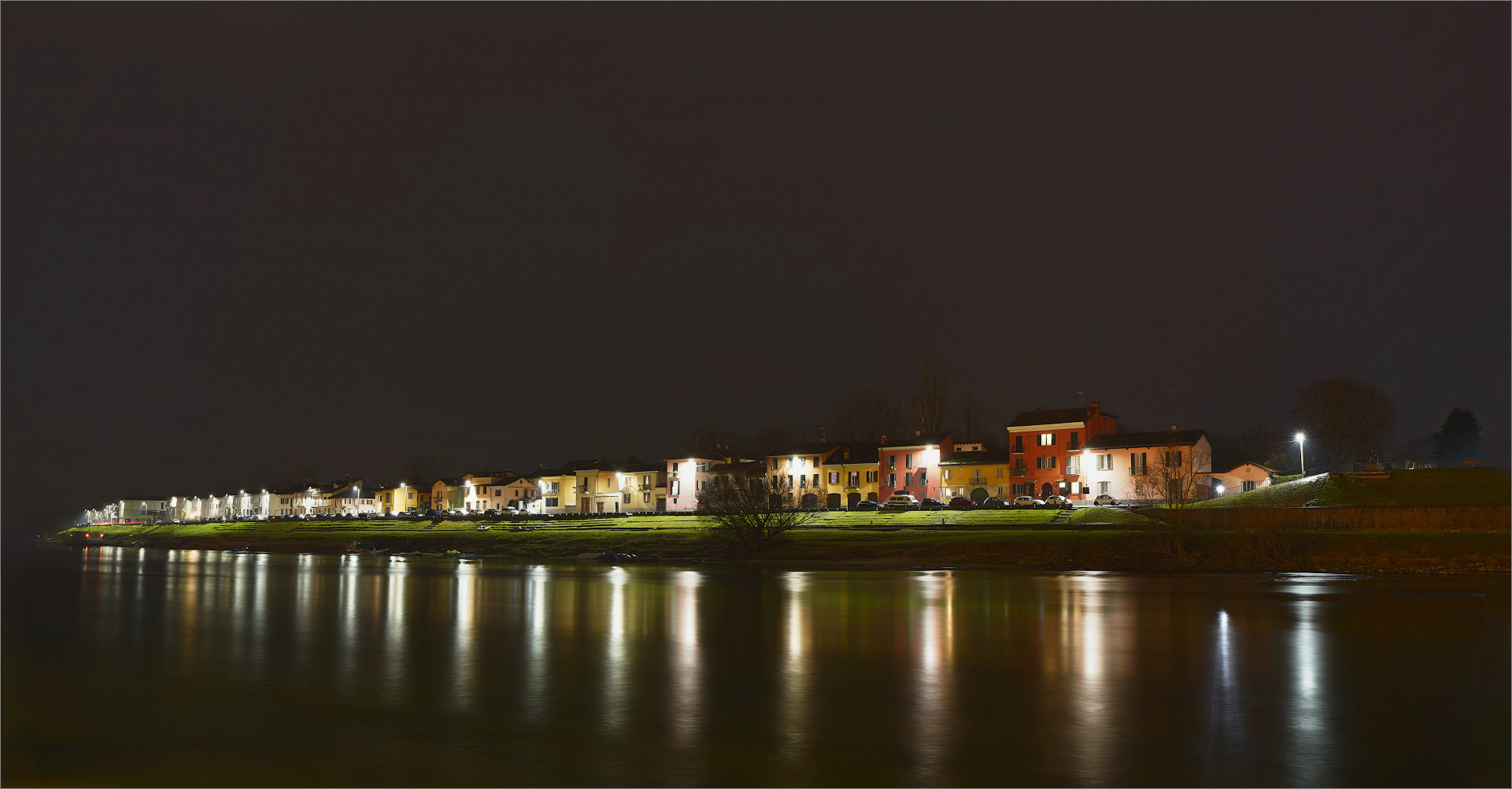 vista sul fiume Ticino e riva del Borgo Ticino a Pavia