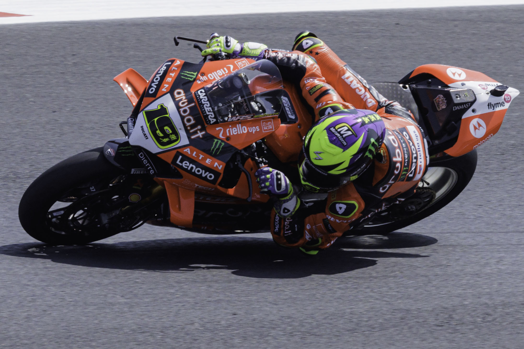 Finger highlighting on the brake lever