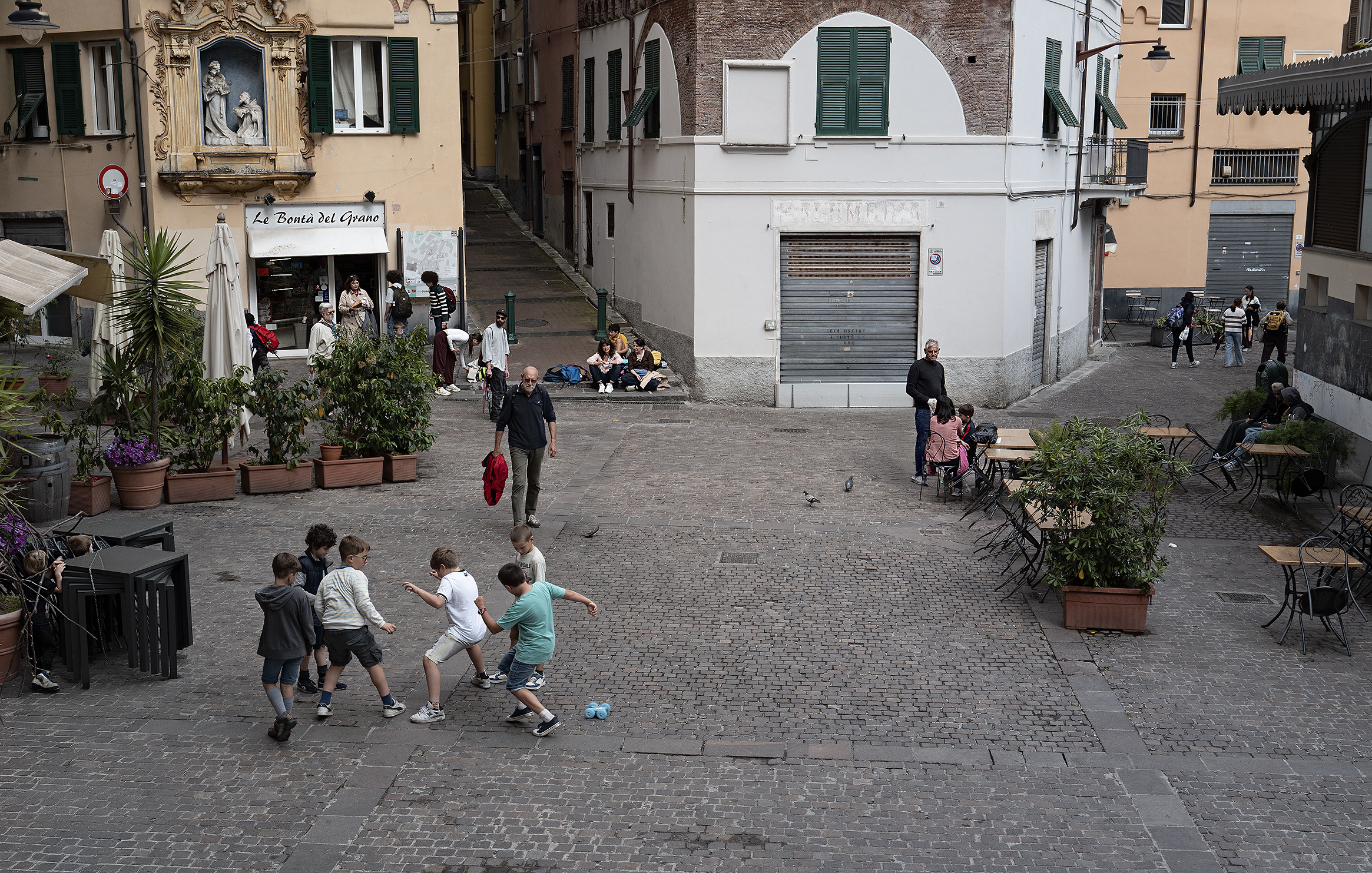 Genoa - Carmine - A lived-in square