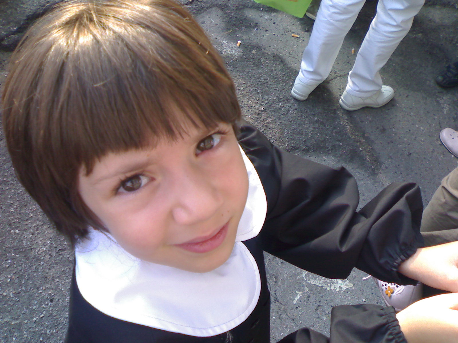 Sara un po' tesa al Primo Giorno di scuola.