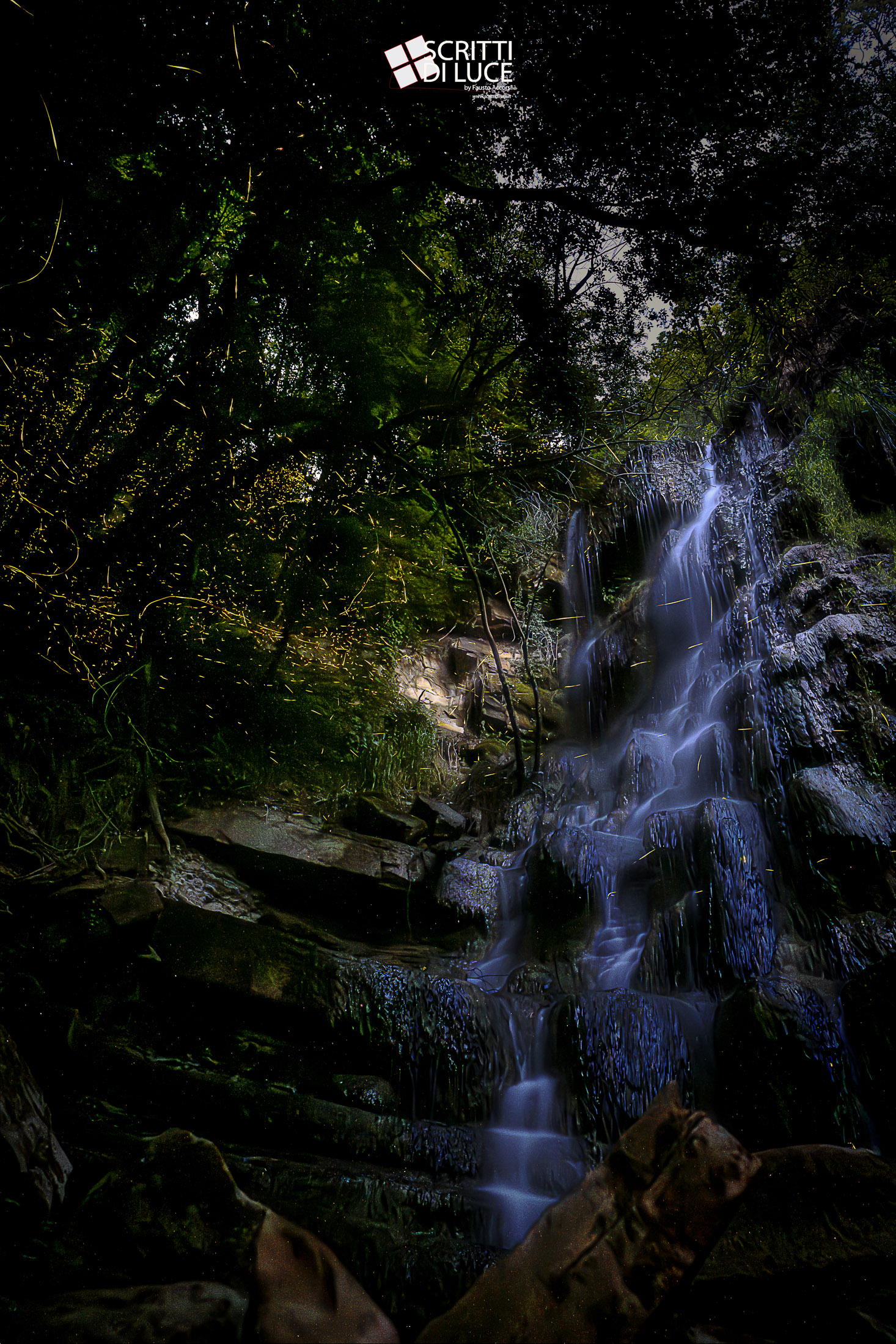 Cascata con lucciole