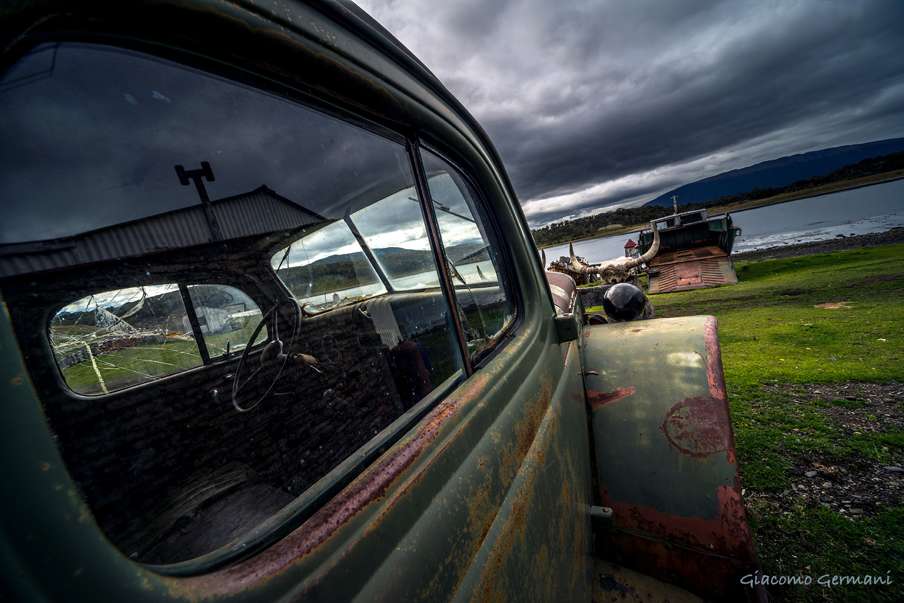 To the ferry (Terra de Humos)