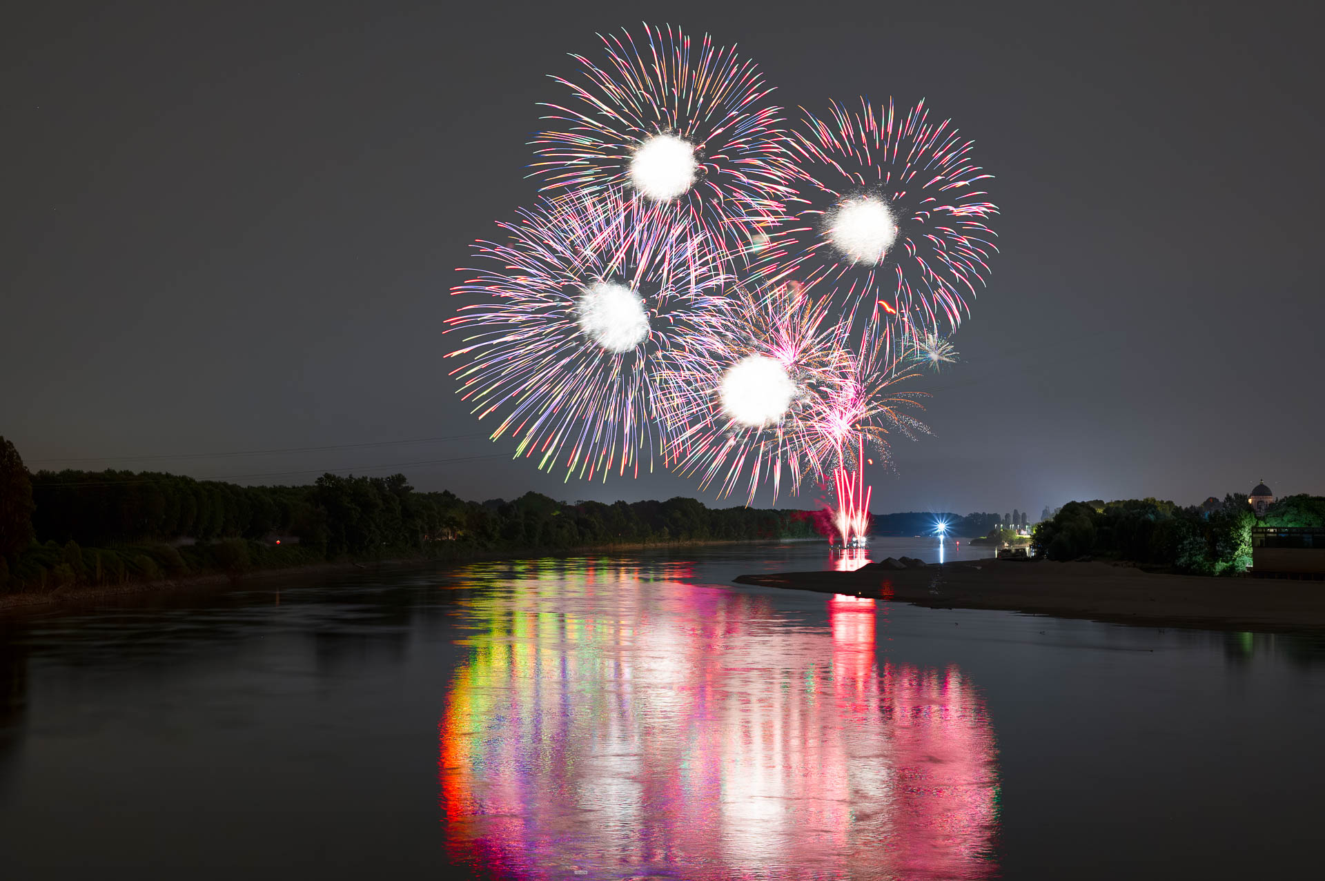 Fuochi artificiali sul Po