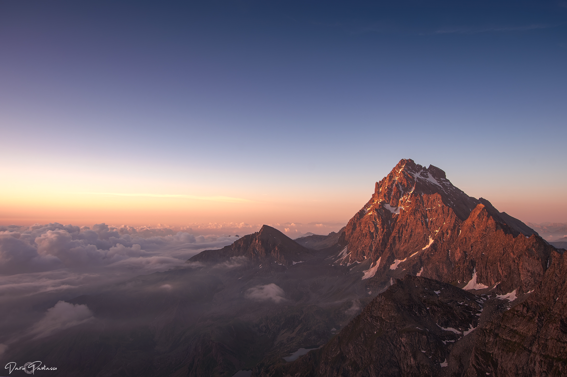Catena del Monviso all'alba