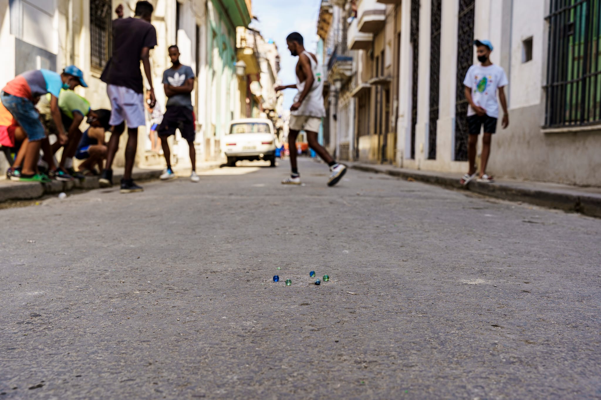 Jugando a las canicas en la calle.