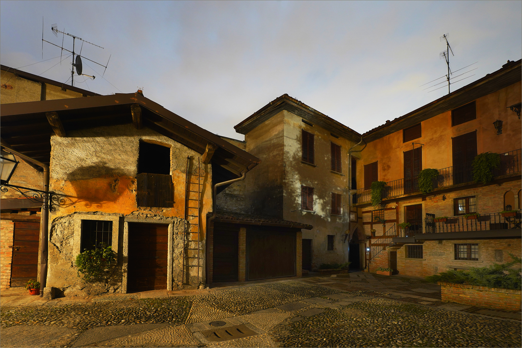 Un cortile privato a Mazzonio, Ponte Lambro (co)